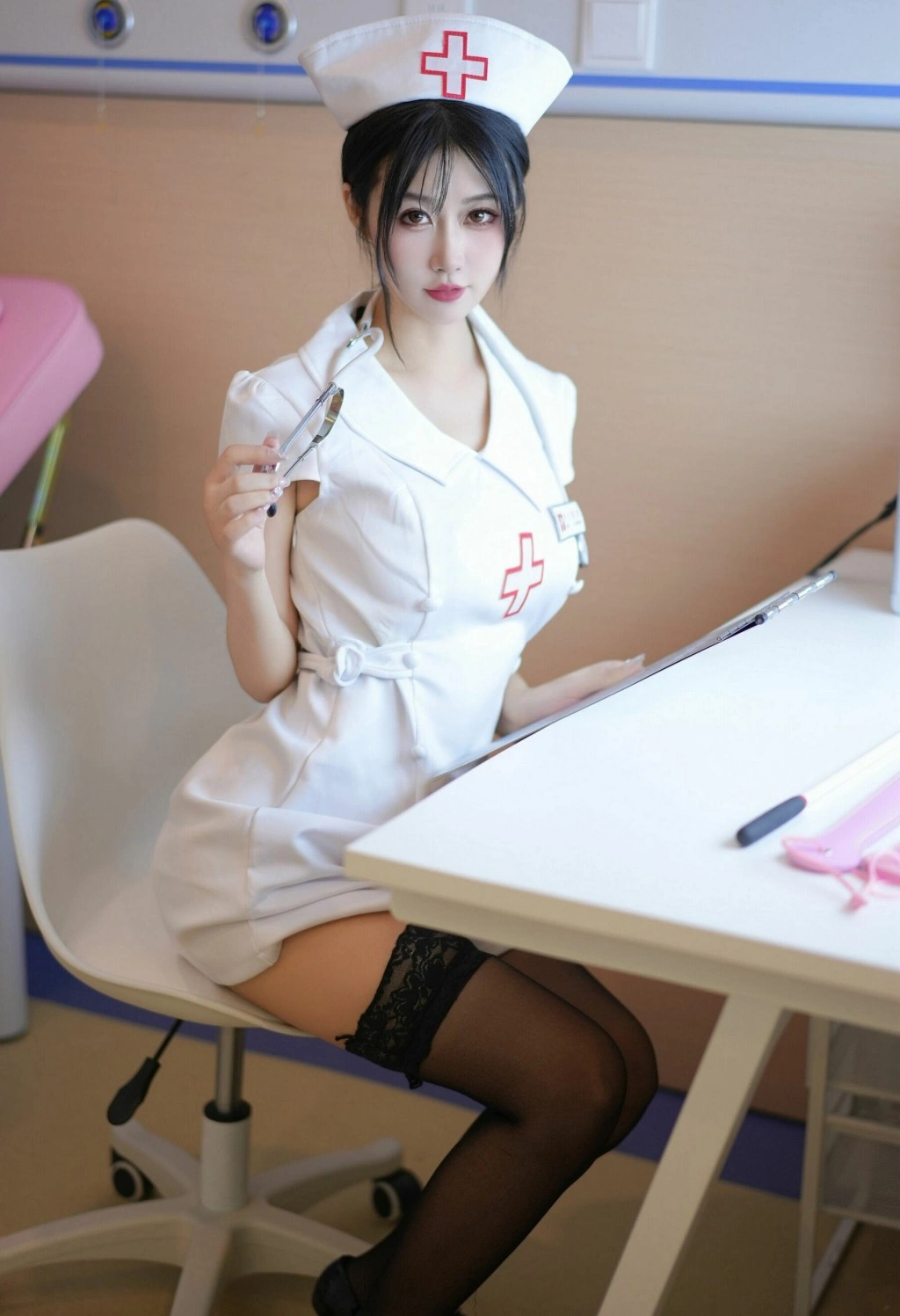 秀人网 laura阿姣 魅惑私拍写真 身着黑色丝袜的护士造型