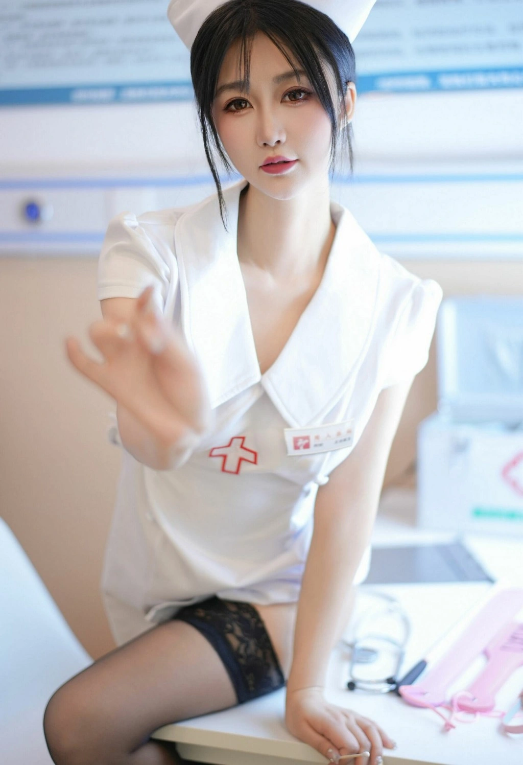 秀人网 laura阿姣 魅惑私拍写真 身着黑色丝袜的护士造型
