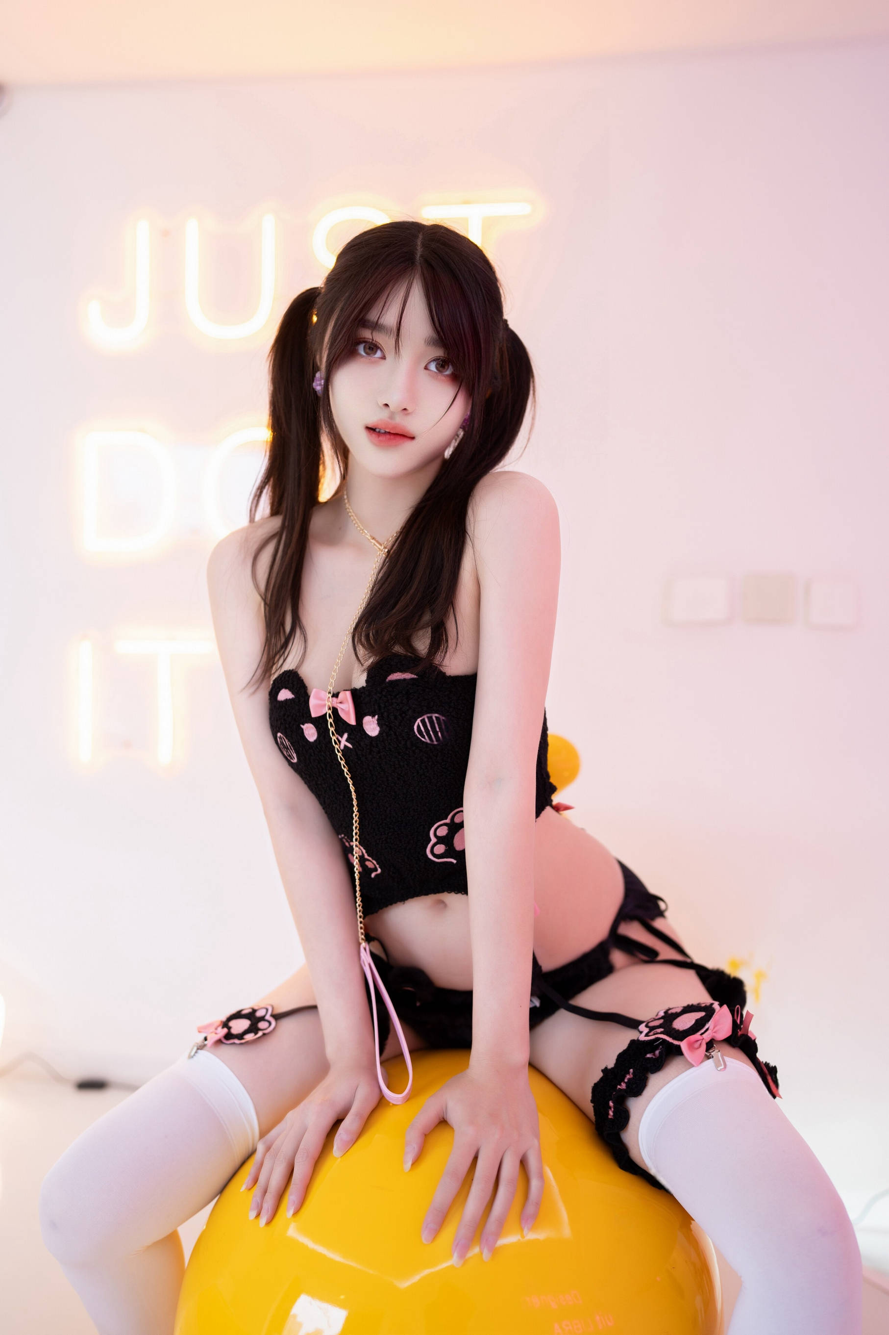 秀人网 白露lulu 内购私拍写真 黑色内衣展现极致诱惑风情