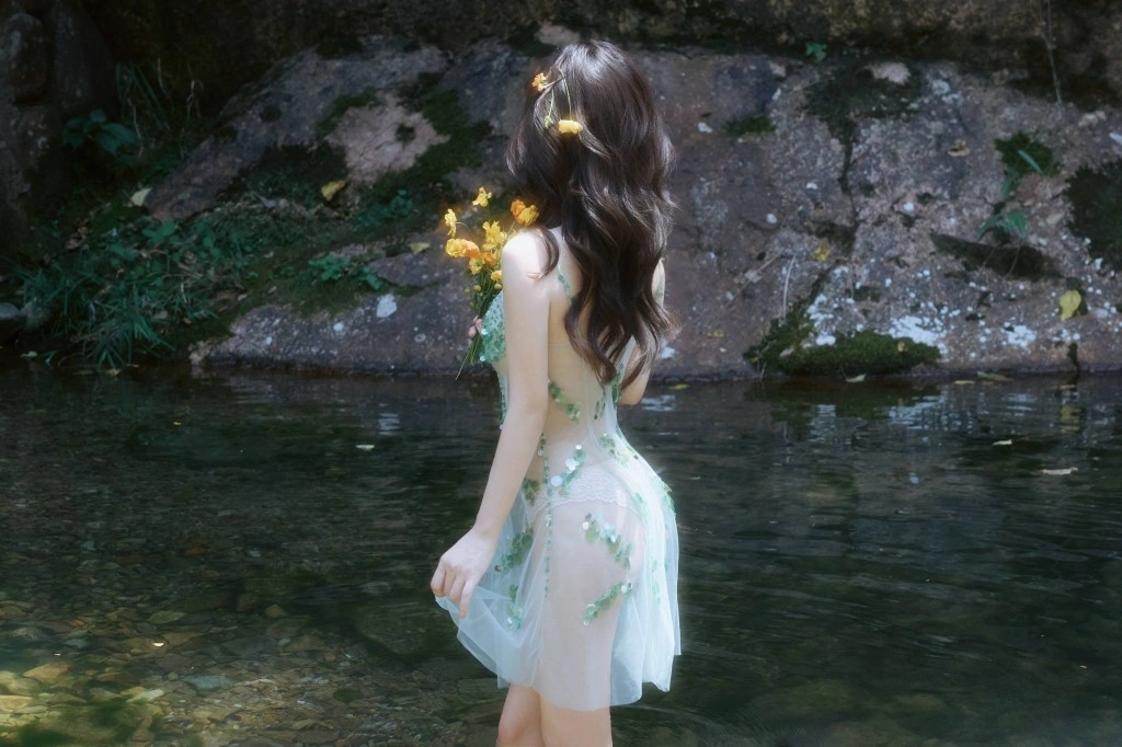 秀人网 尹甜甜 溪畔薄纱裙性感魅惑写真插图1 秀人网 尹甜甜 溪畔薄纱裙性感魅惑写真