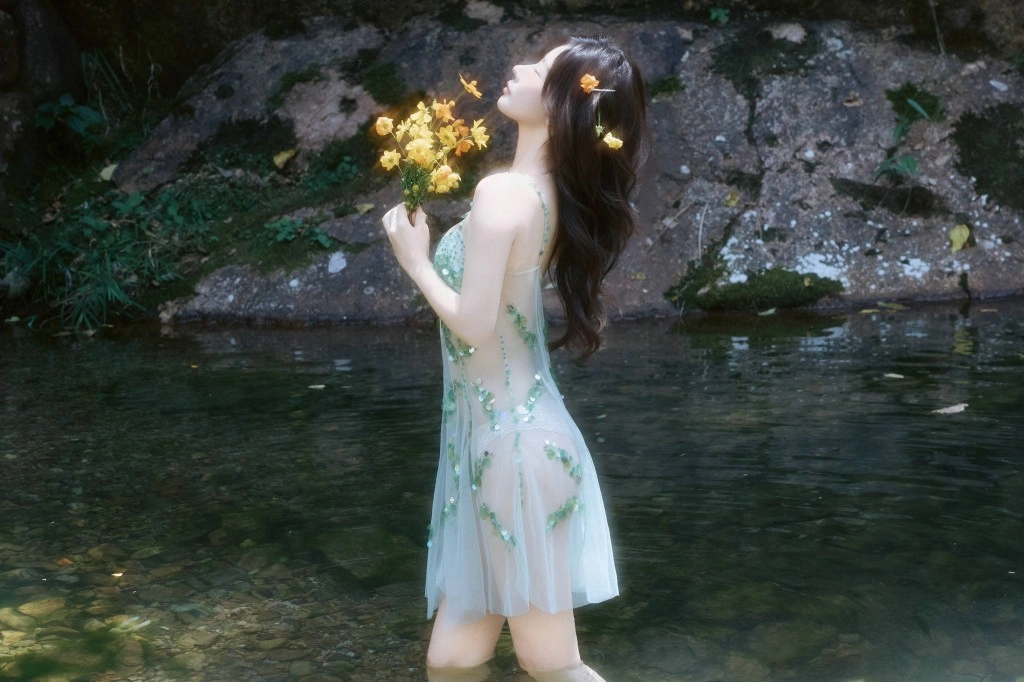 秀人网 尹甜甜 溪畔薄纱裙性感魅惑写真插图1 秀人网 尹甜甜 溪畔薄纱裙性感魅惑写真