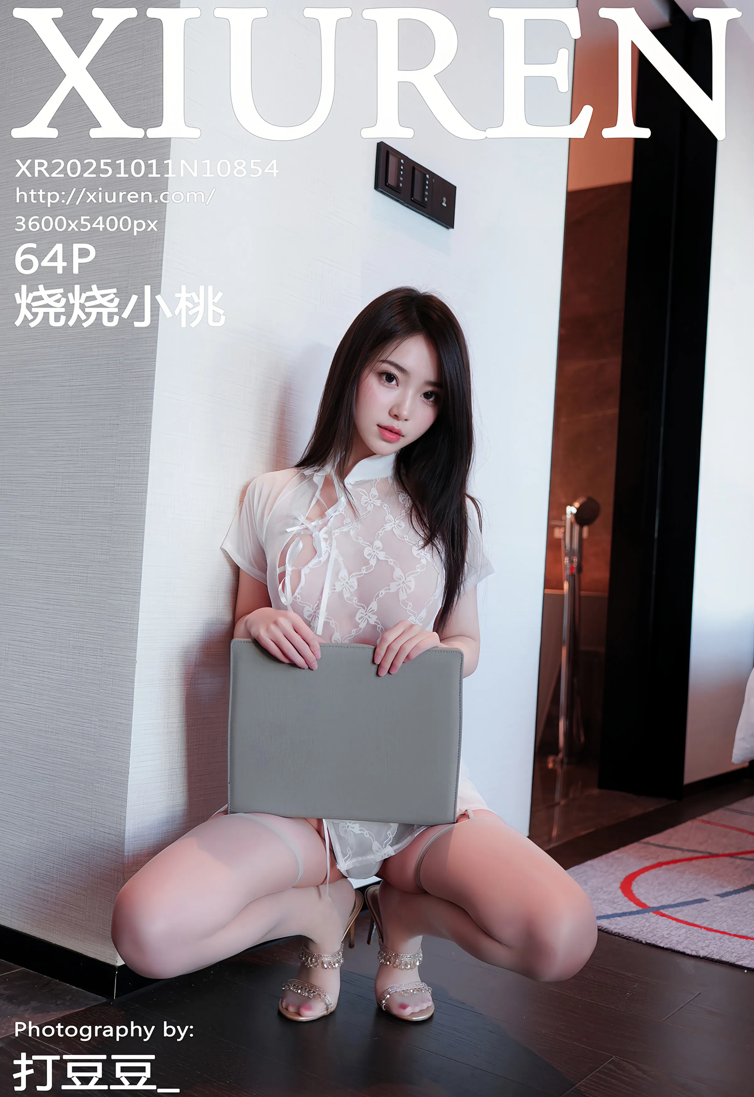 [XiuRen秀人网] No.10854 烧烧小桃 白色内衣 灰色丝袜 性感写真 [64张]
