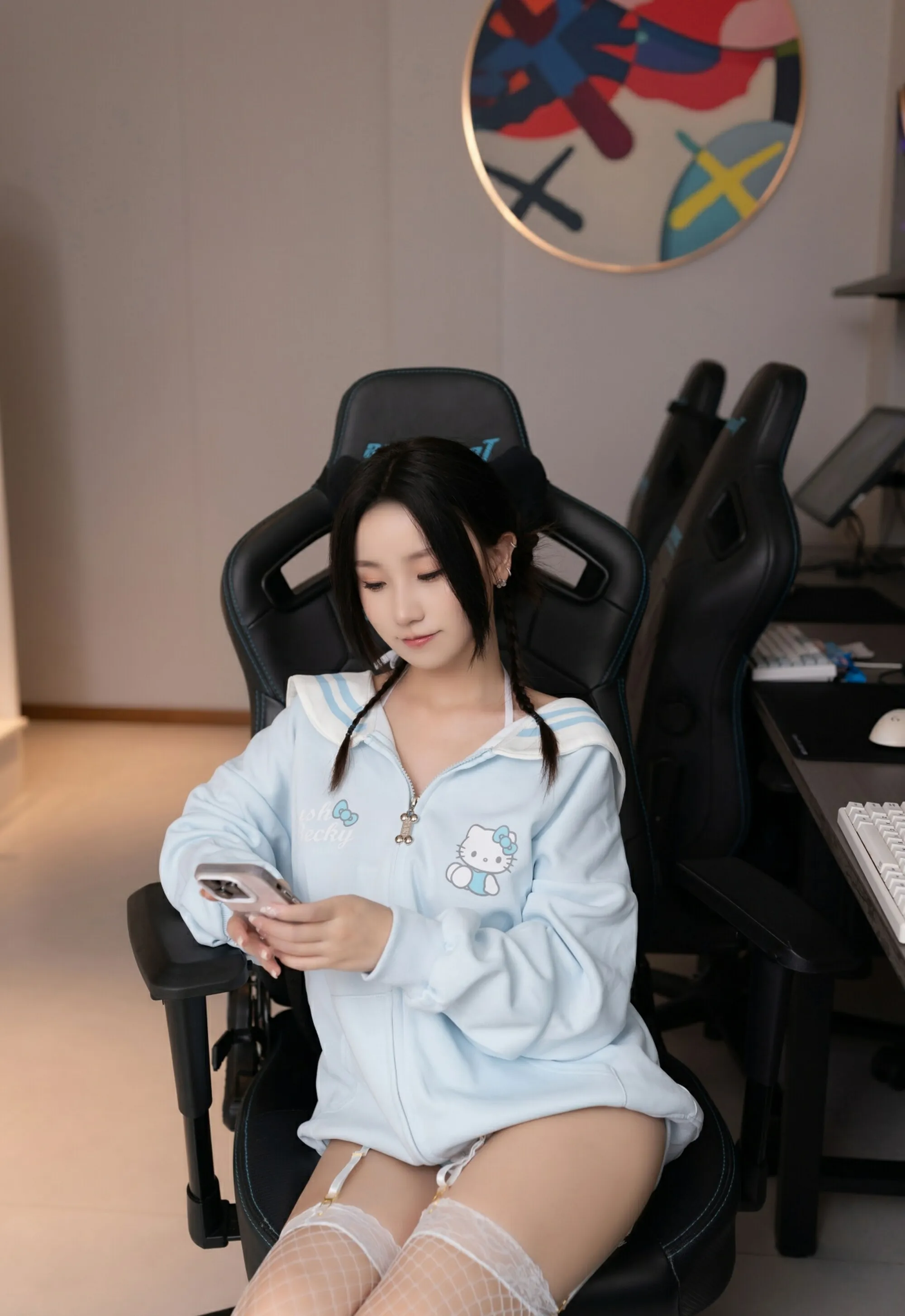 [XiuRen秀人网] 杏子Yada 蓝色卫衣 白色丝袜 性感写真 [72张]