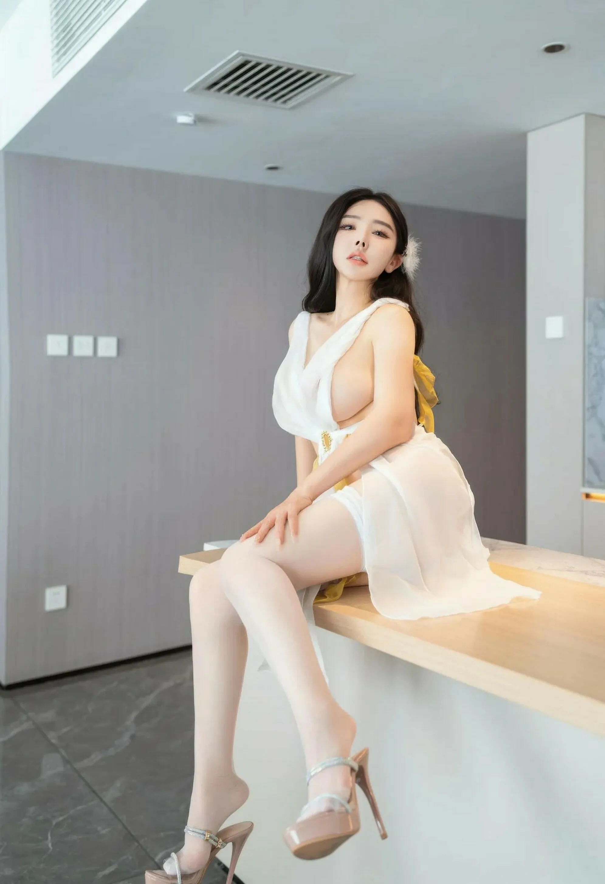 [XINGYAN星颜社] VOL.392 潘思沁 白色服饰 白色丝袜 性感写真 [64张]插图1