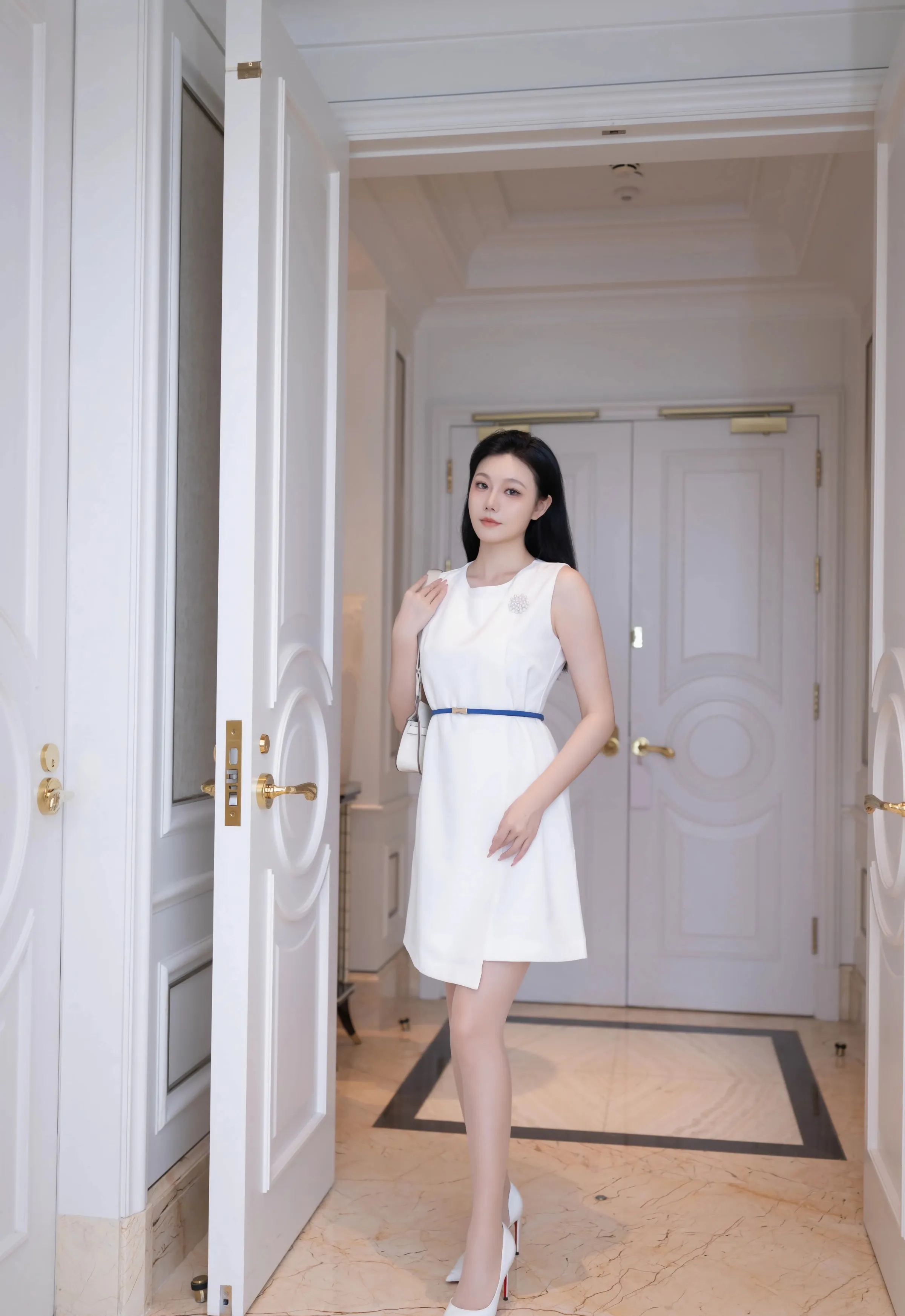 [XiuRen秀人网] No.10829 安然anran 性感蓝灰色内衣 珠海旅拍写真 [80张]