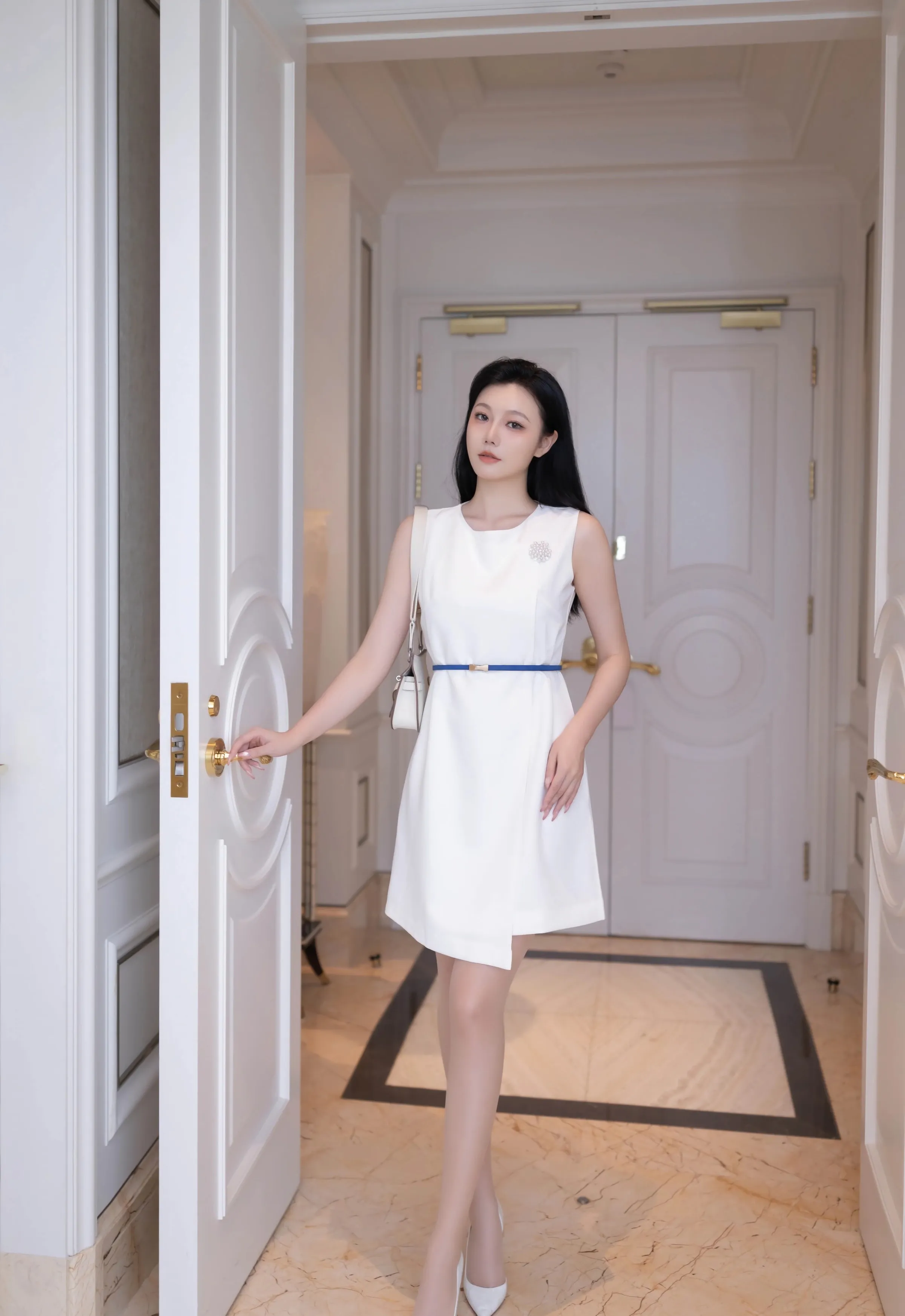 [XiuRen秀人网] No.10829 安然anran 性感蓝灰色内衣 珠海旅拍写真 [80张]