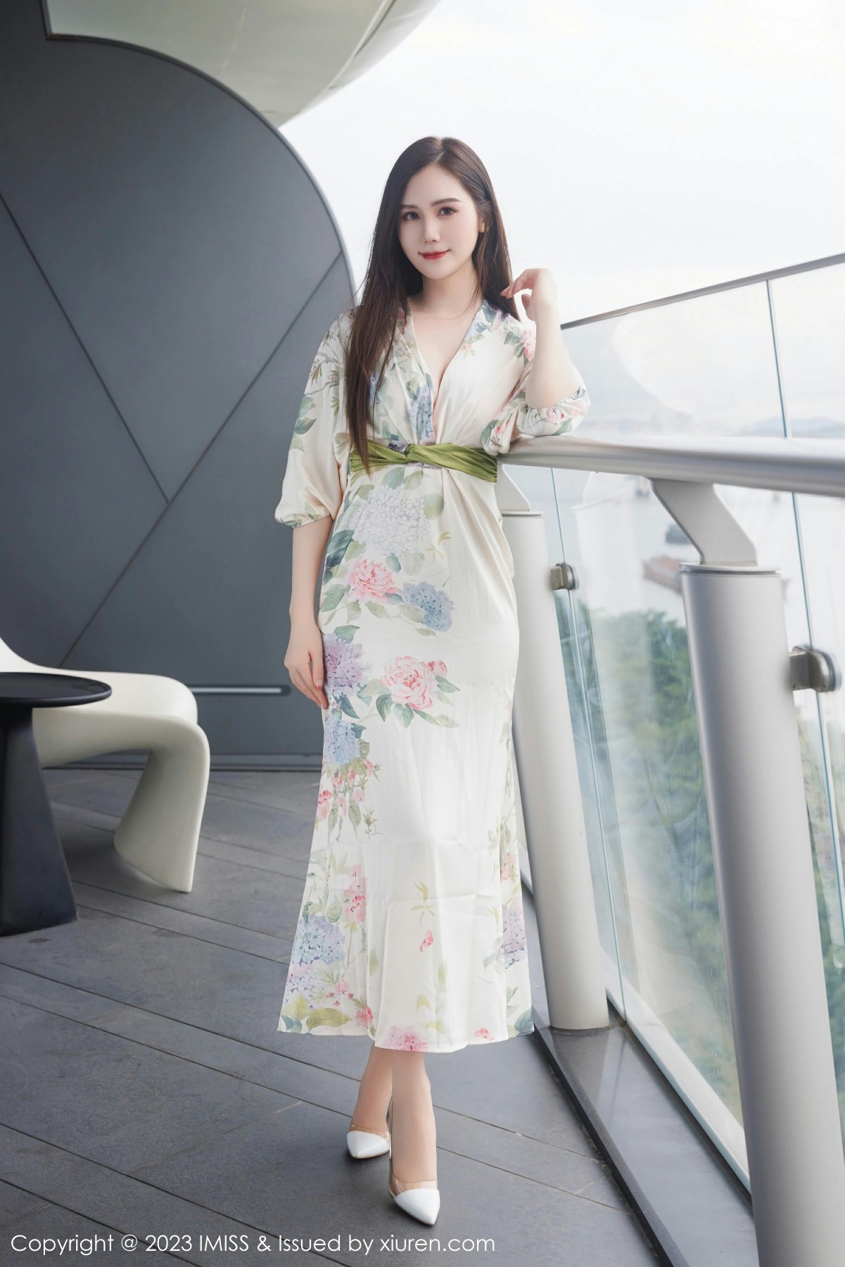 [IMISS爱蜜社] VOL.745 SISY思 白色带图案长裙 性感写真 [55张]