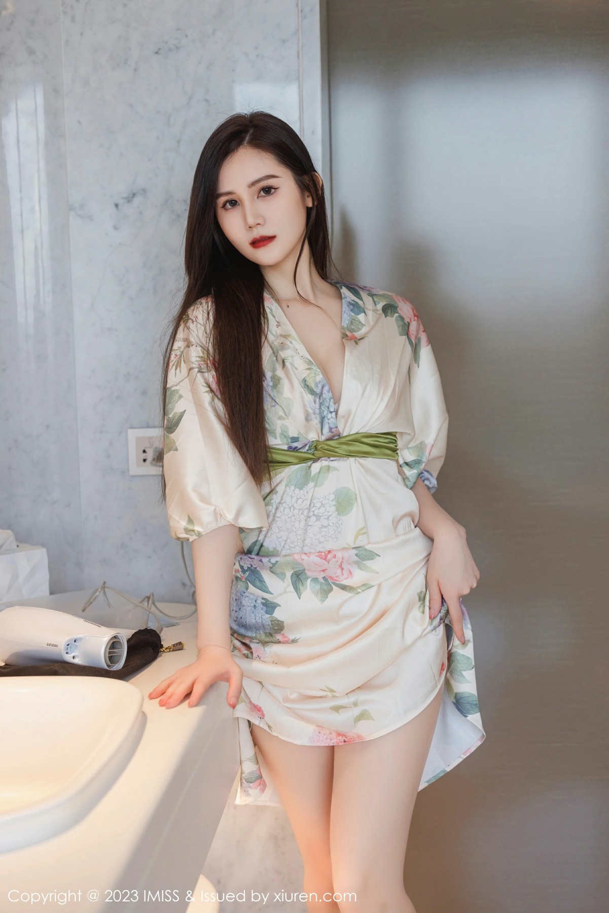 [IMISS爱蜜社] VOL.745 SISY思 白色带图案长裙 性感写真 [55张]