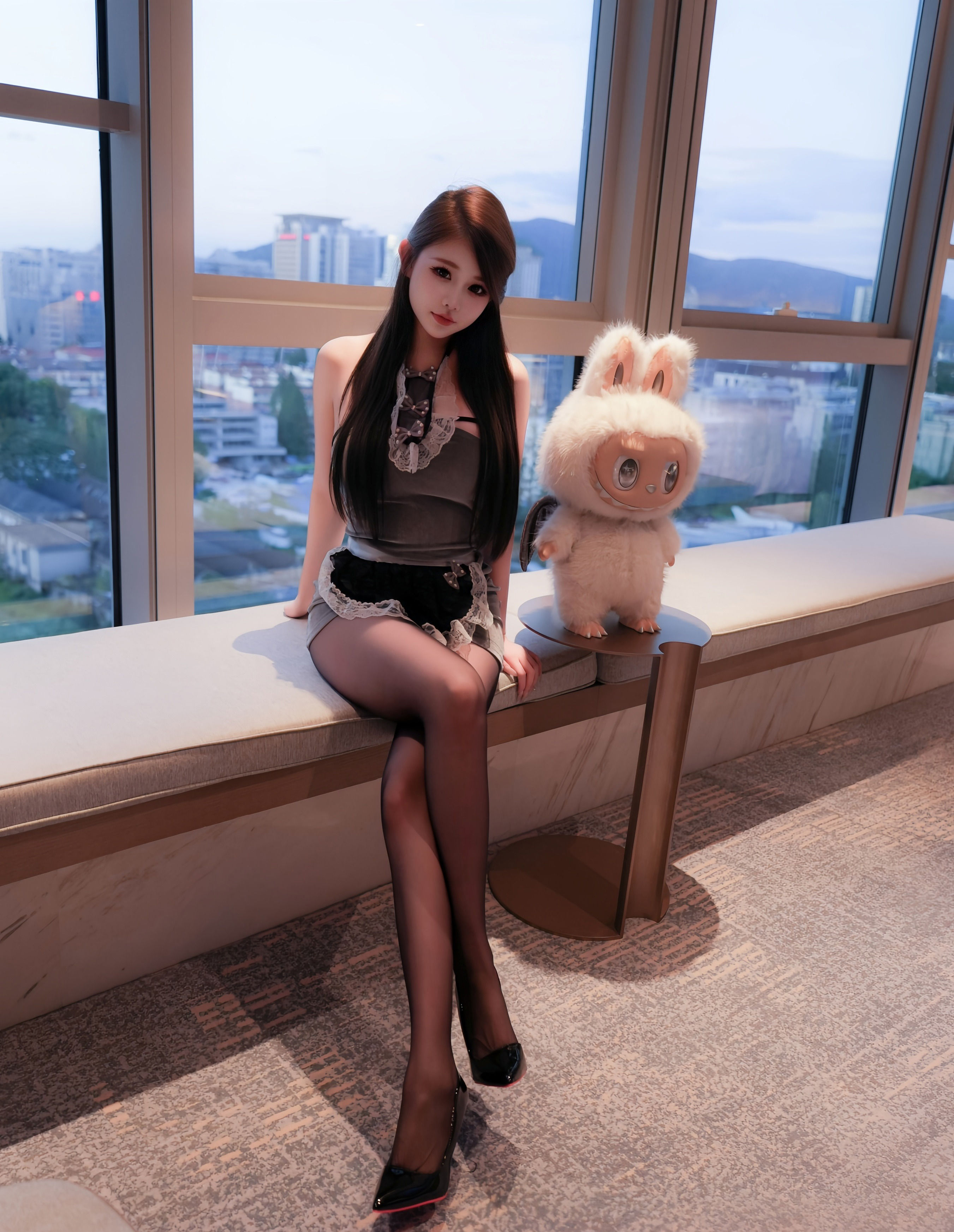 [XiuRen秀人网] No.10884 甜妮 灰色短裙 魅惑黑丝 性感写真 [60张]