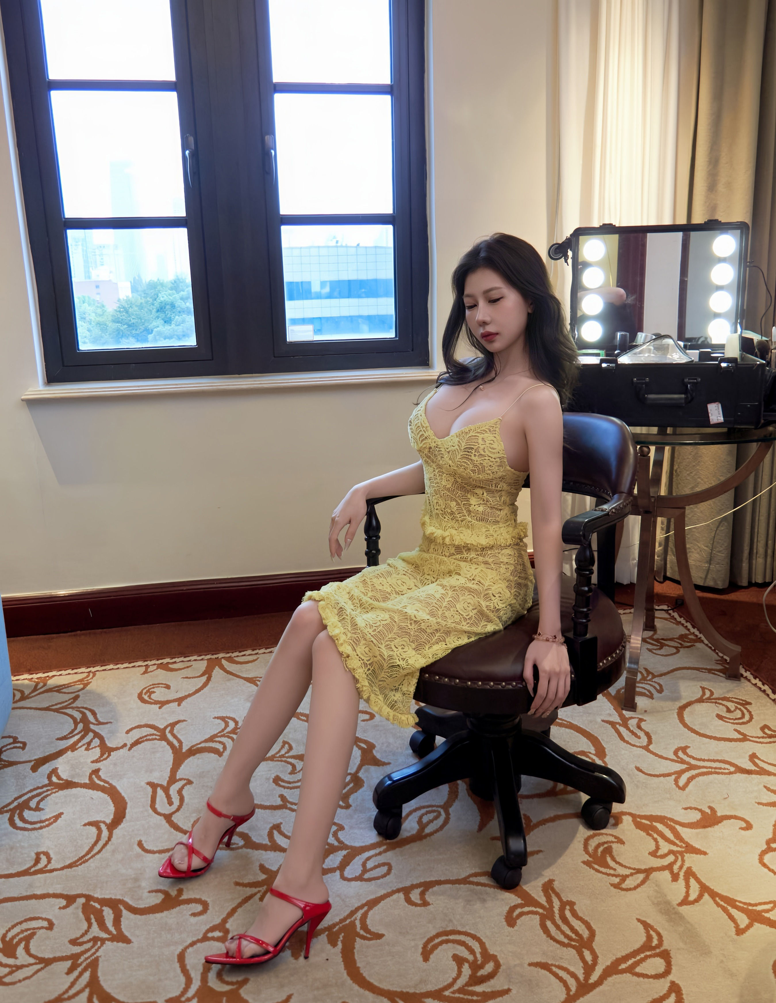 [XiuRen秀人网] No.10879 尹甜甜sunny 性感淡黄蕾丝裙 上海旅拍写真 [82张]