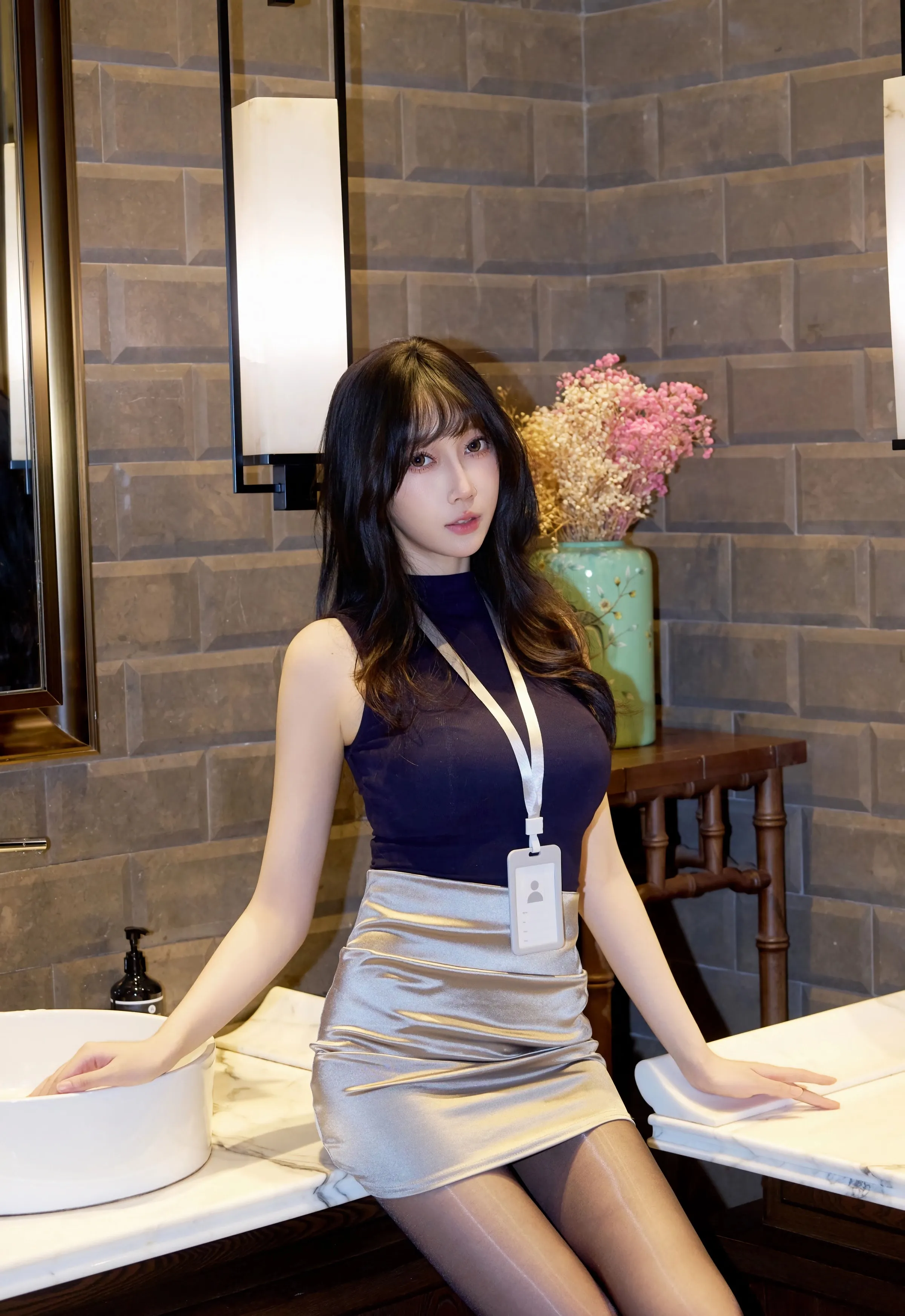 [XiuRen秀人网] No.10890 玥儿玥er 性感深色OL服饰 魅惑黑丝 上海旅拍写真 [72张]插图