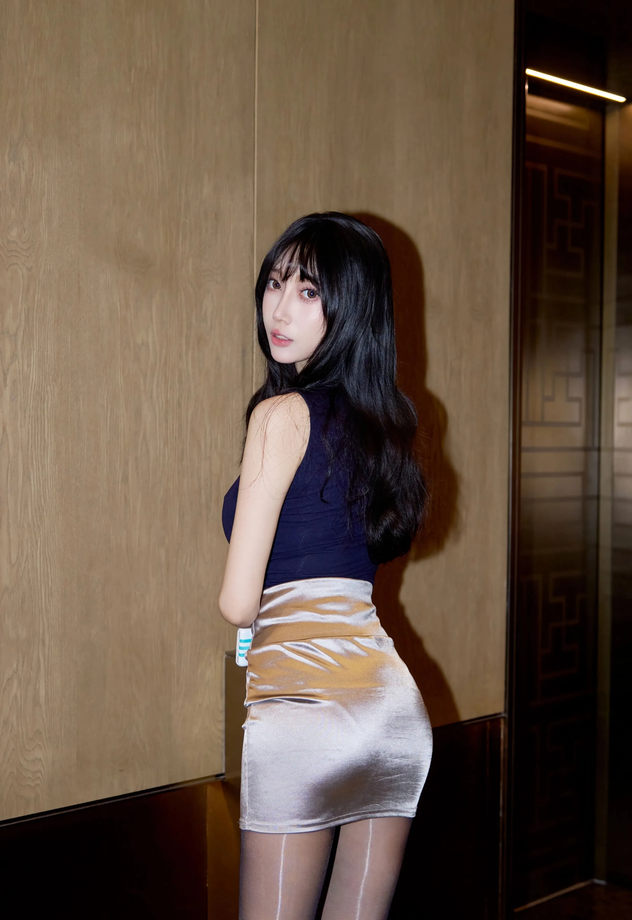 [XiuRen秀人网] No.10890 玥儿玥er 性感深色OL服饰 魅惑黑丝 上海旅拍写真 [72张]插图1