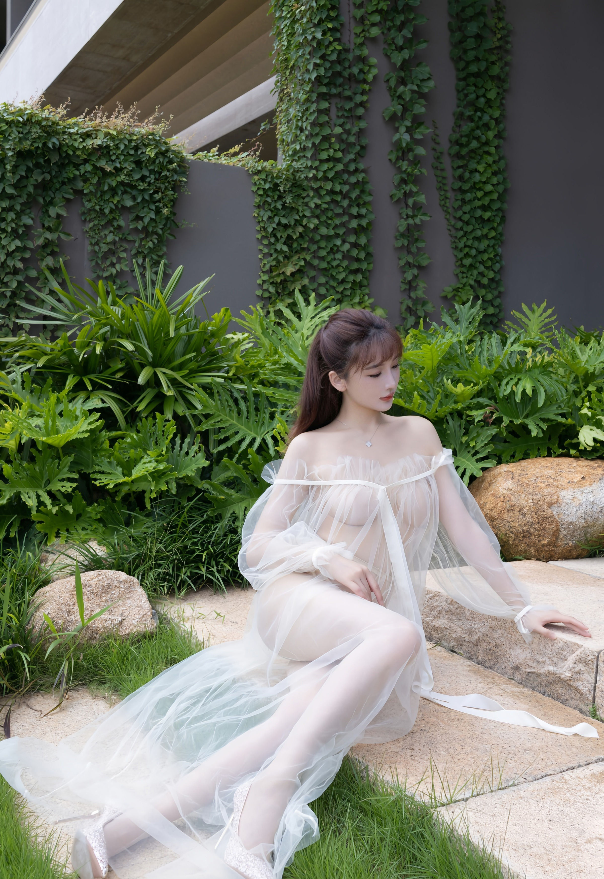 [XiuRen秀人网] No.10903 陆萱萱 轻透白纱 诱人肉丝 性感写真 [70张]插图1