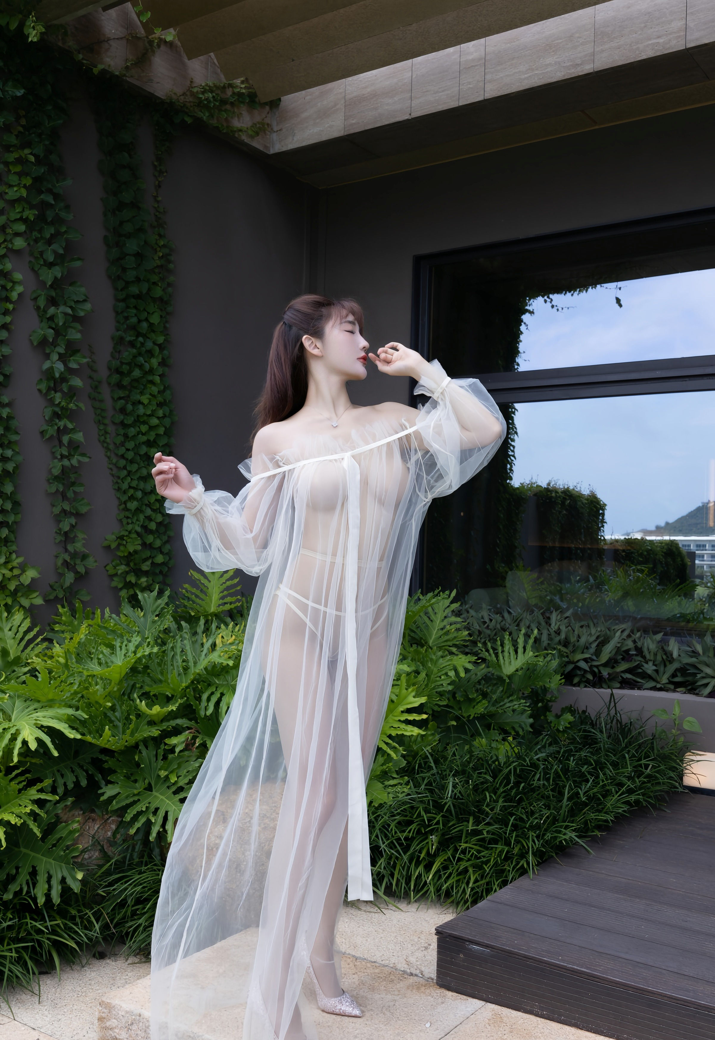 [XiuRen秀人网] No.10903 陆萱萱 轻透白纱 诱人肉丝 性感写真 [70张]插图1