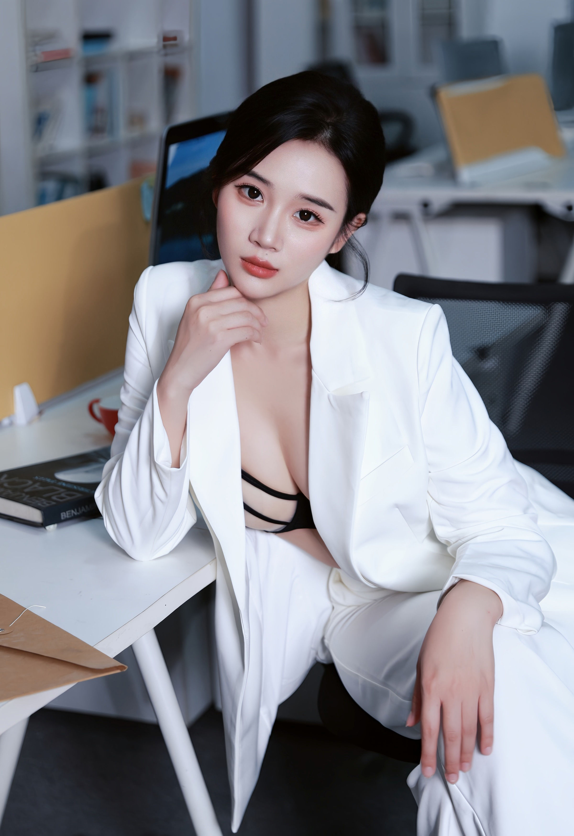 [XiuRen秀人网] No.10908 南乔 白色西装 魅惑黑丝 性感写真 [72张]插图1