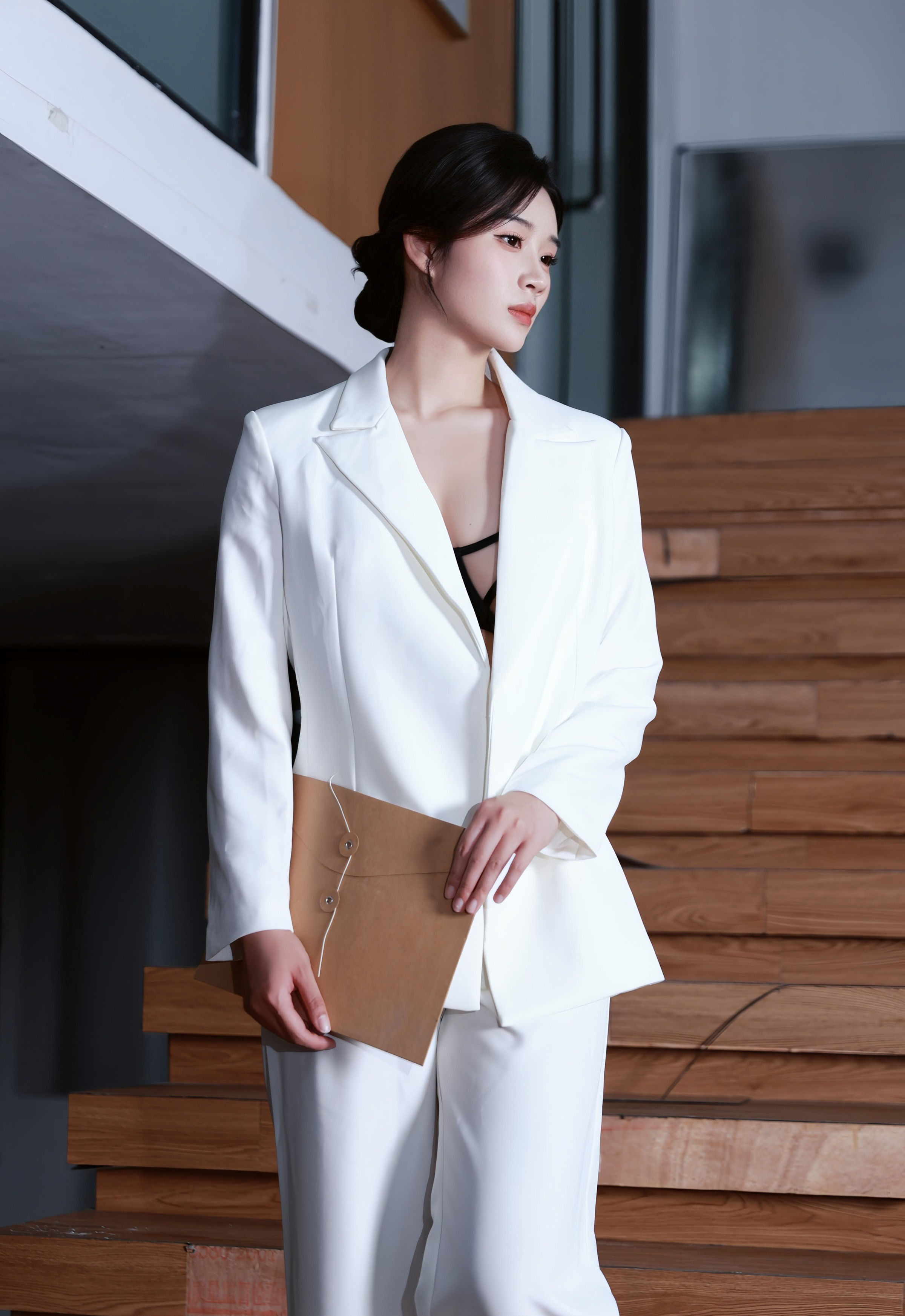 [XiuRen秀人网] No.10908 南乔 白色西装 魅惑黑丝 性感写真 [72张]插图1