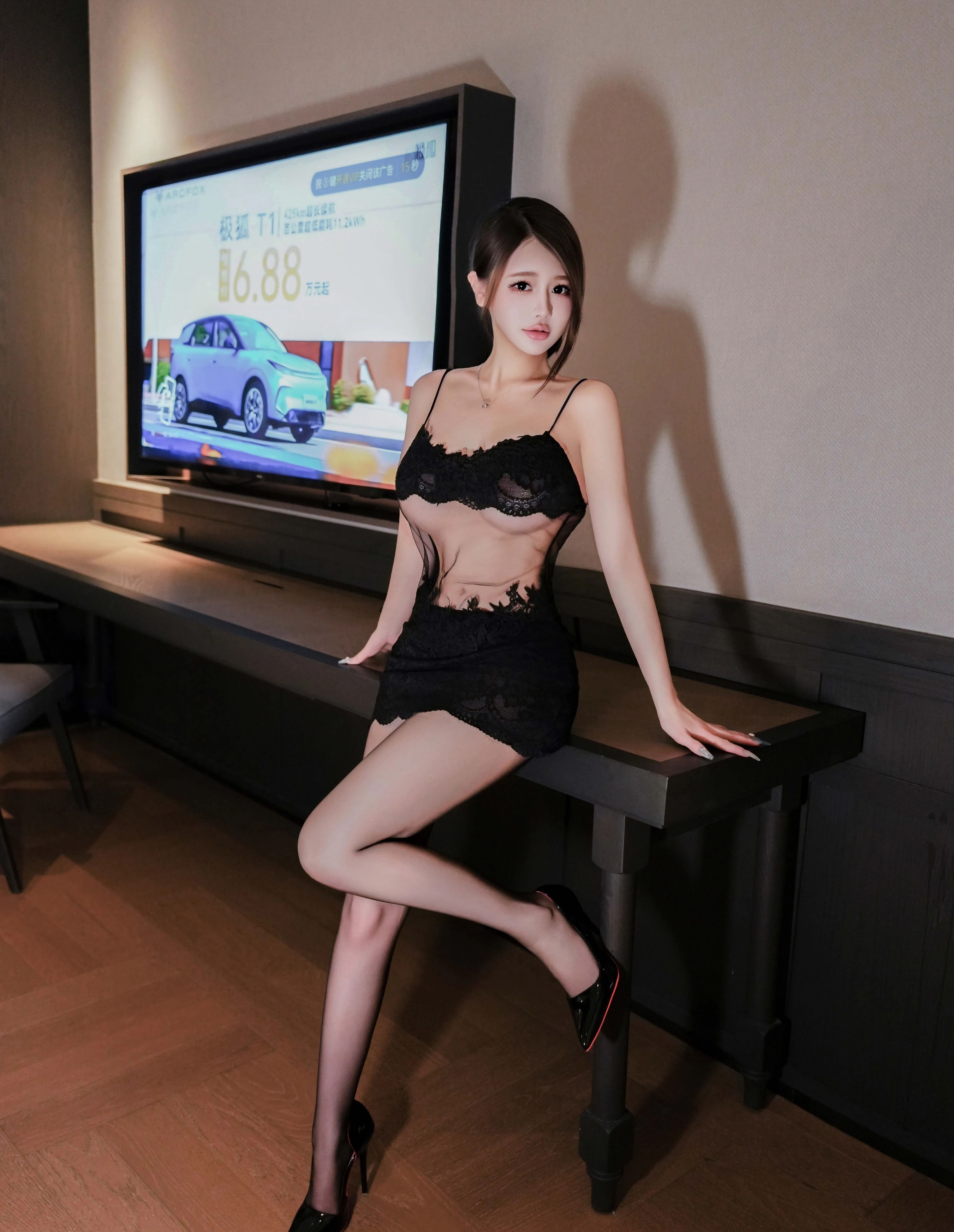 [XiuRen秀人网] No.10929 甜妮 黑色蕾丝短裙 性感写真 [70张]插图1