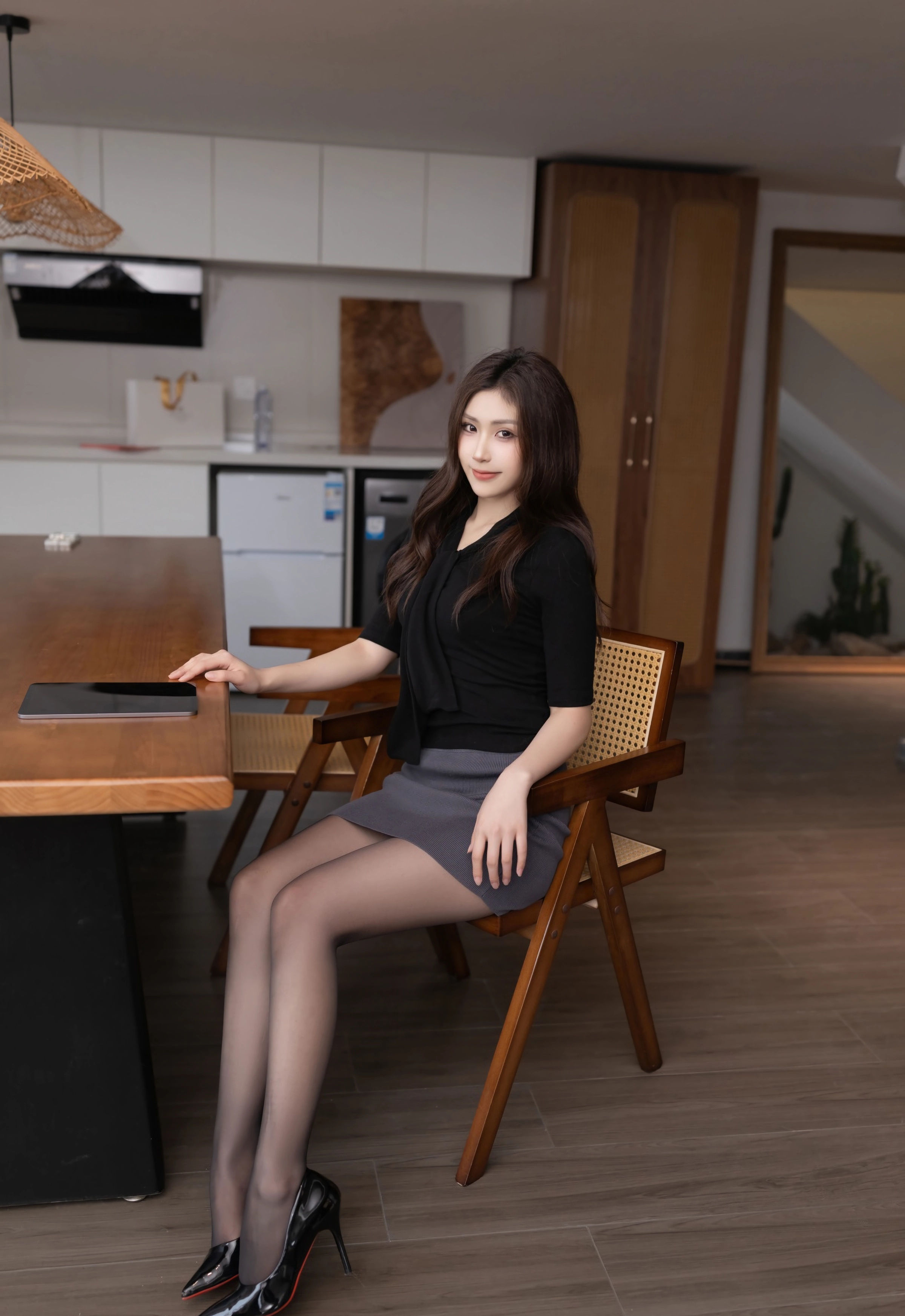 [XiuRen秀人网] No.10930 刘婷婷 黑色OL服饰 性感写真 [77张]插图1