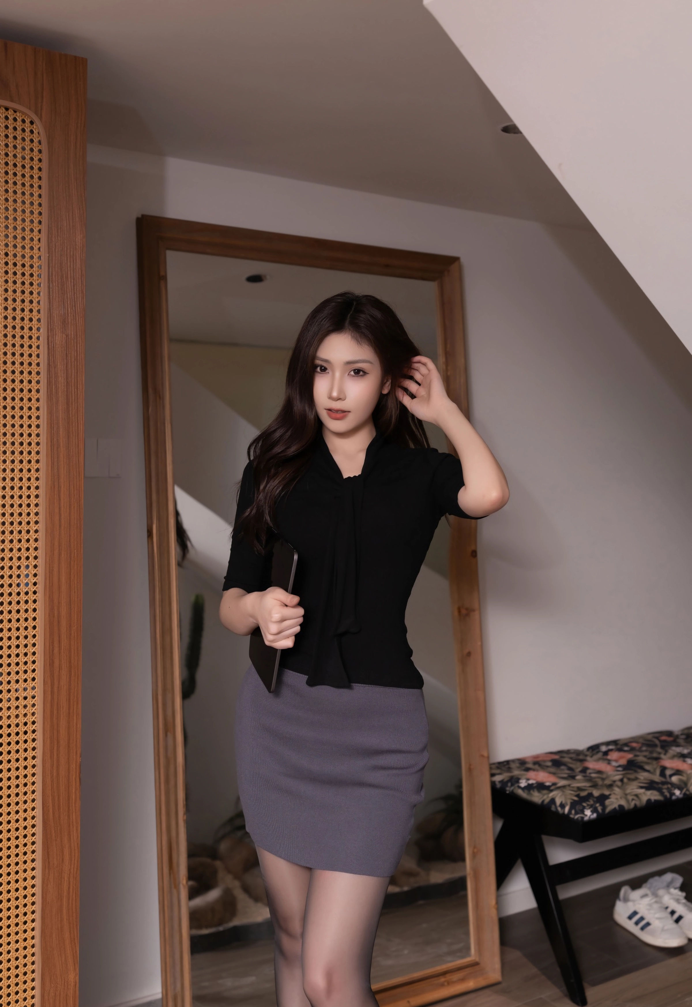 [XiuRen秀人网] No.10930 刘婷婷 黑色OL服饰 性感写真 [77张]插图1