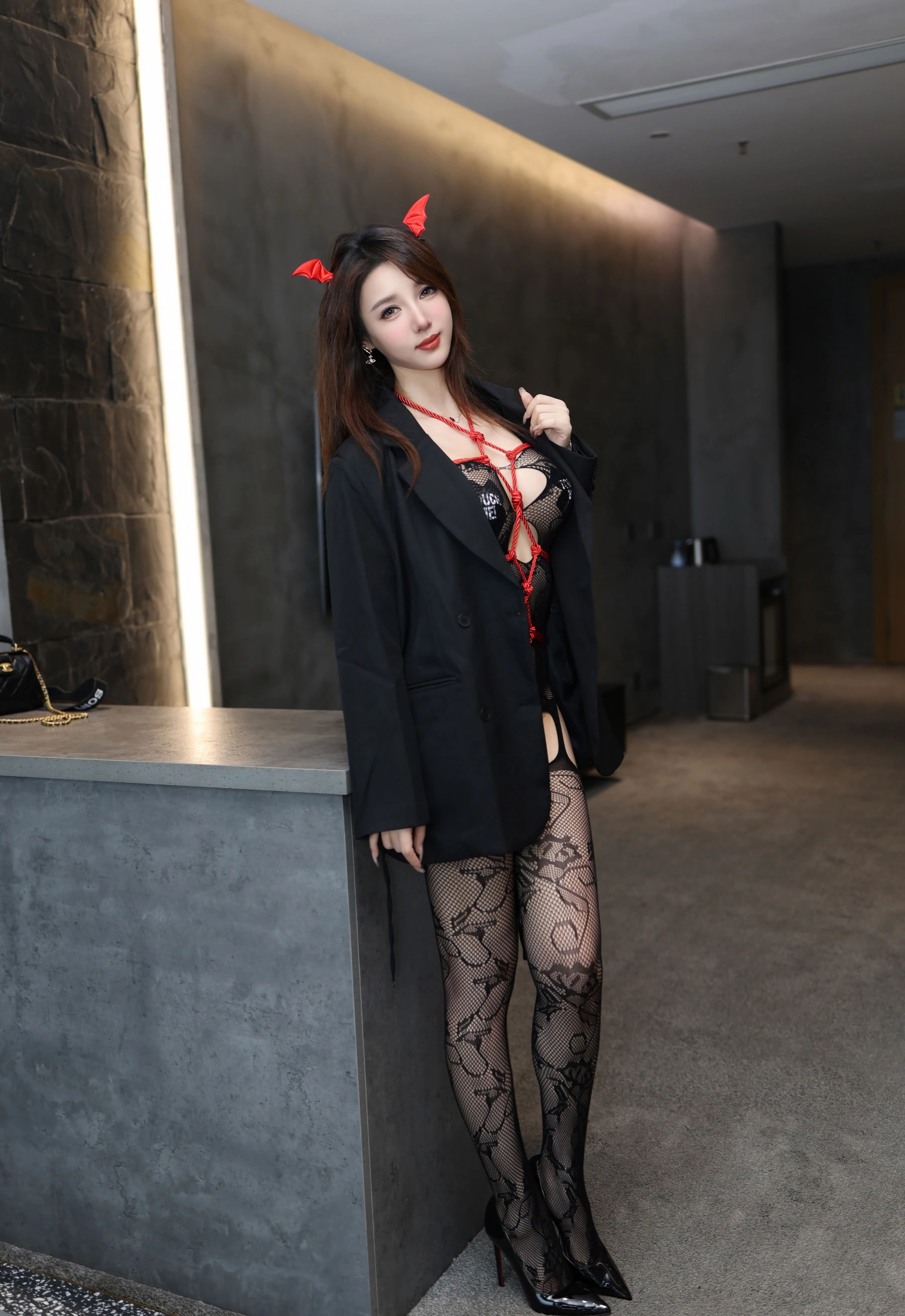 [YOUMI尤蜜荟] VOL.1176 Twins-夭夭 黑色服饰 性感写真 [73张]插图1