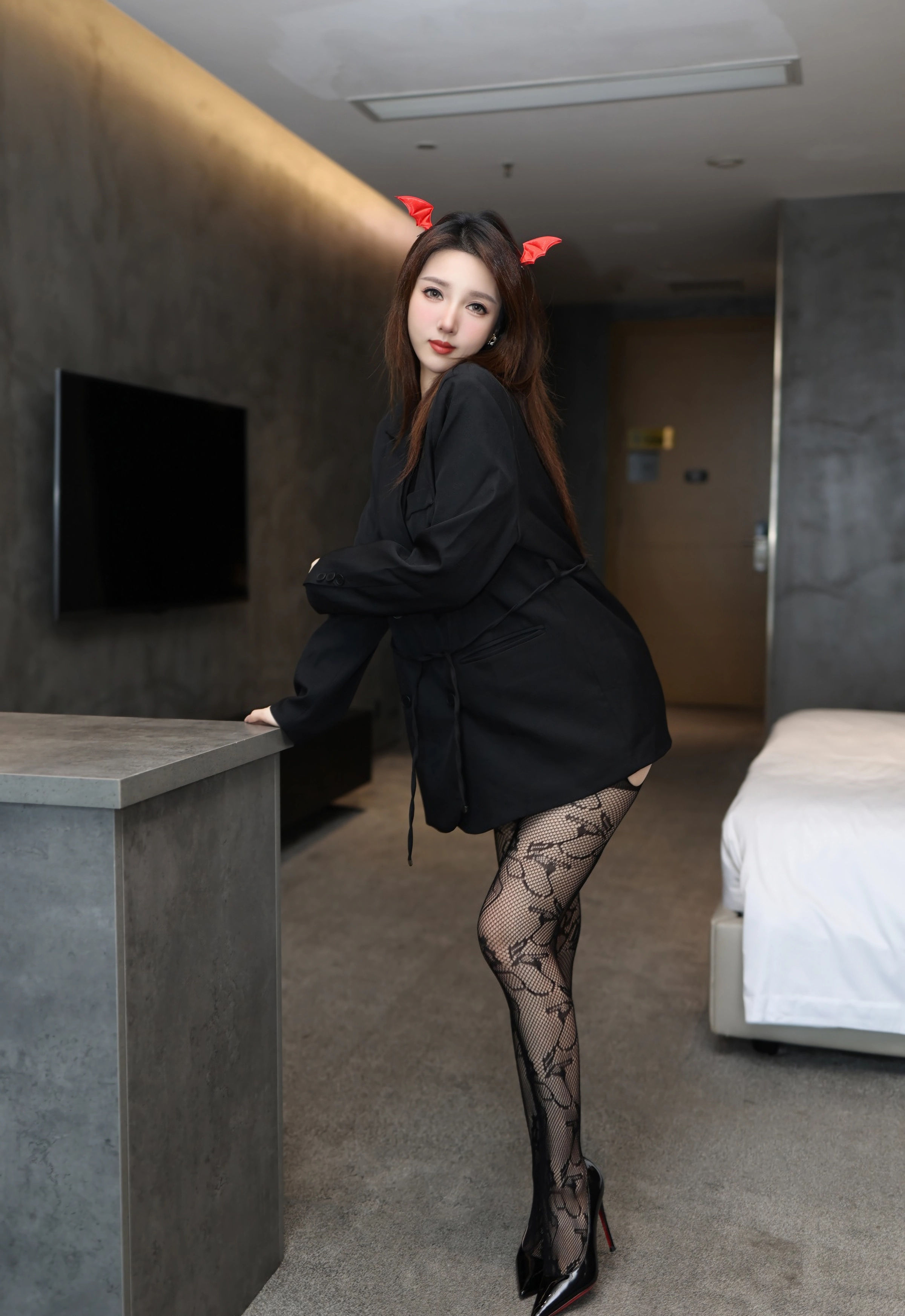 [YOUMI尤蜜荟] VOL.1176 Twins-夭夭 黑色服饰 性感写真 [73张]插图