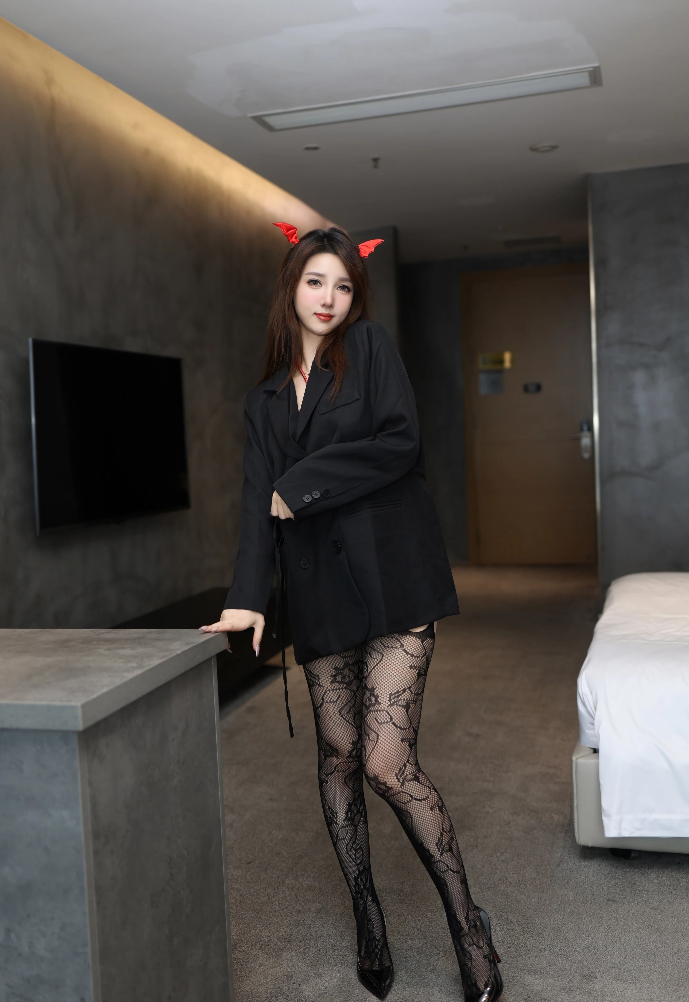 [YOUMI尤蜜荟] VOL.1176 Twins-夭夭 黑色服饰 性感写真 [73张]插图