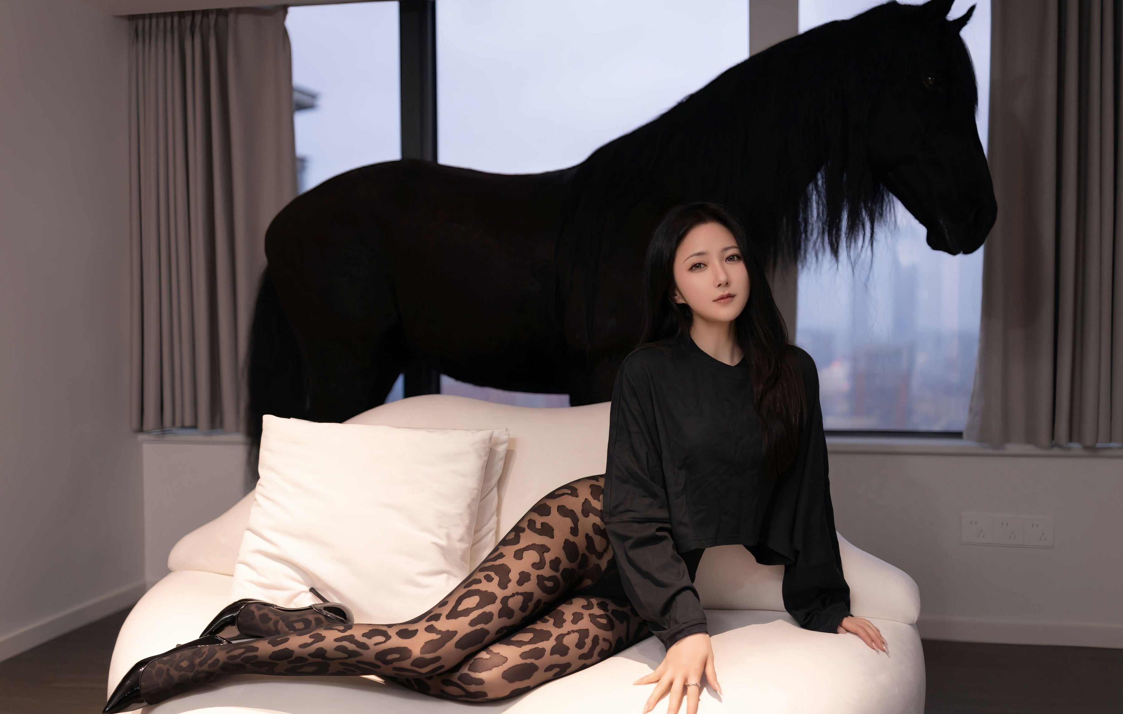 [XiuRen秀人网] No.10938 鱼子酱Fish 黑色内衣 豹纹黑丝 性感写真 [75张]插图1