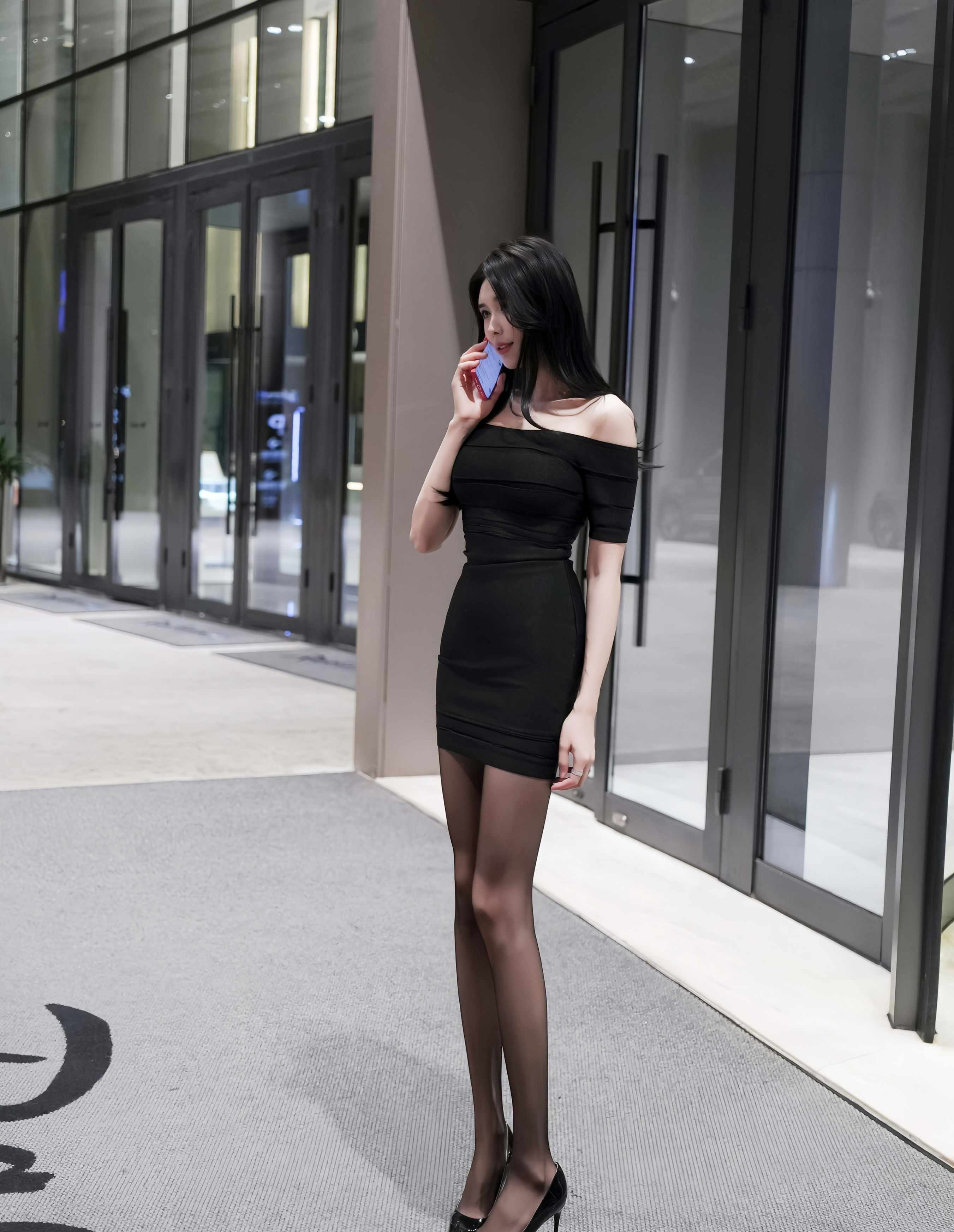 [XiuRen秀人网] No.10942 椰汁糯米姬 黑色连衣短裙 性感写真 [53张]插图