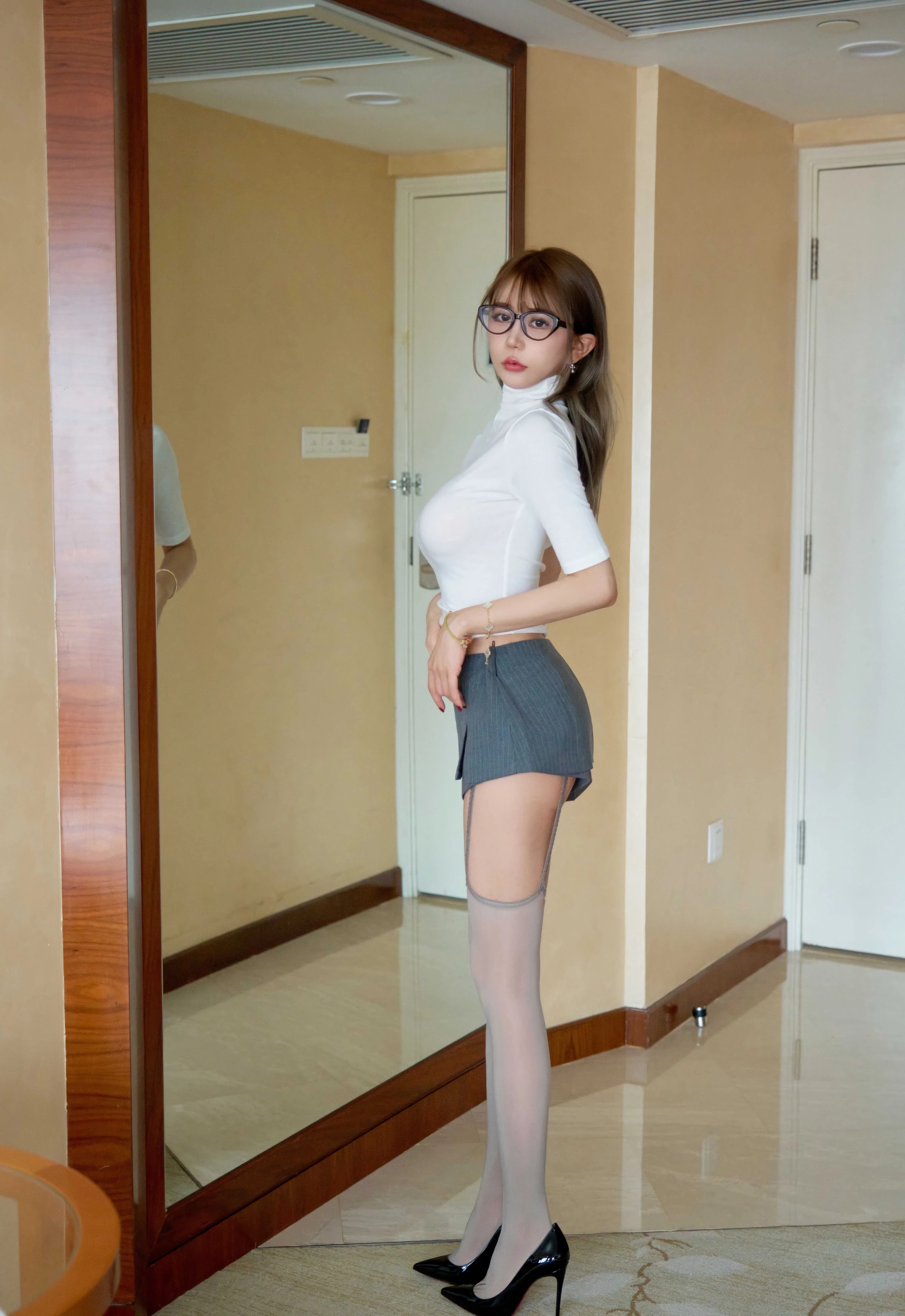 [XiuRen秀人网] No.10946 Zoe柚柚 OL服饰 灰色丝袜 性感写真 [73张]插图