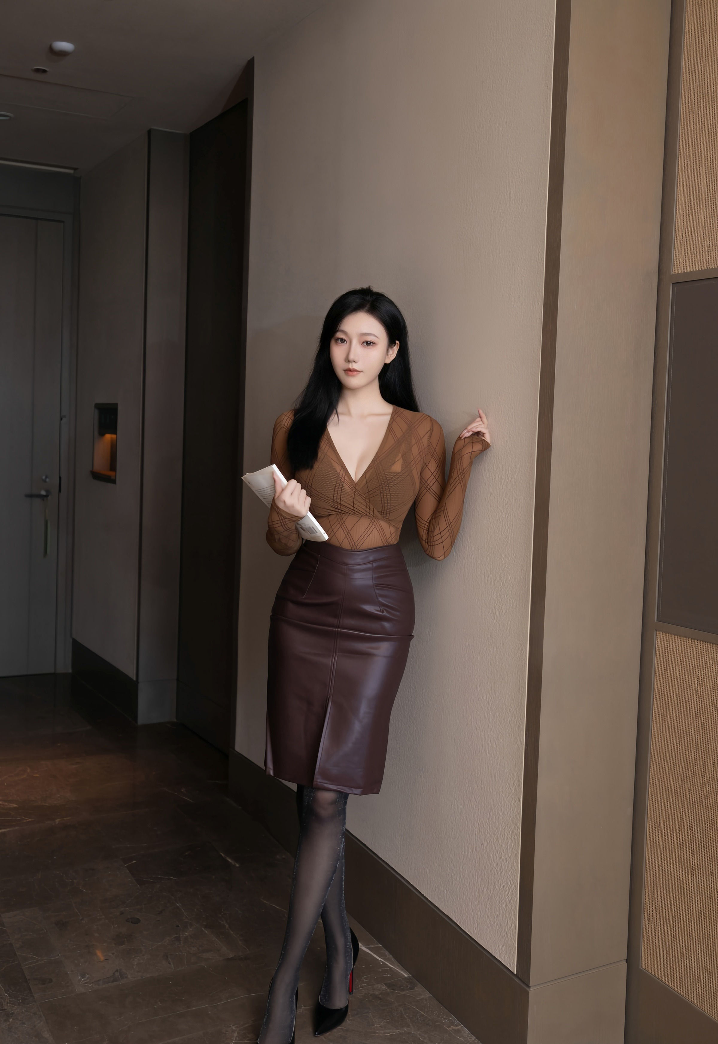 [XiuRen秀人网] No.10947 安然anran 棕色皮裙 魅惑黑丝 性感写真 [78张]插图