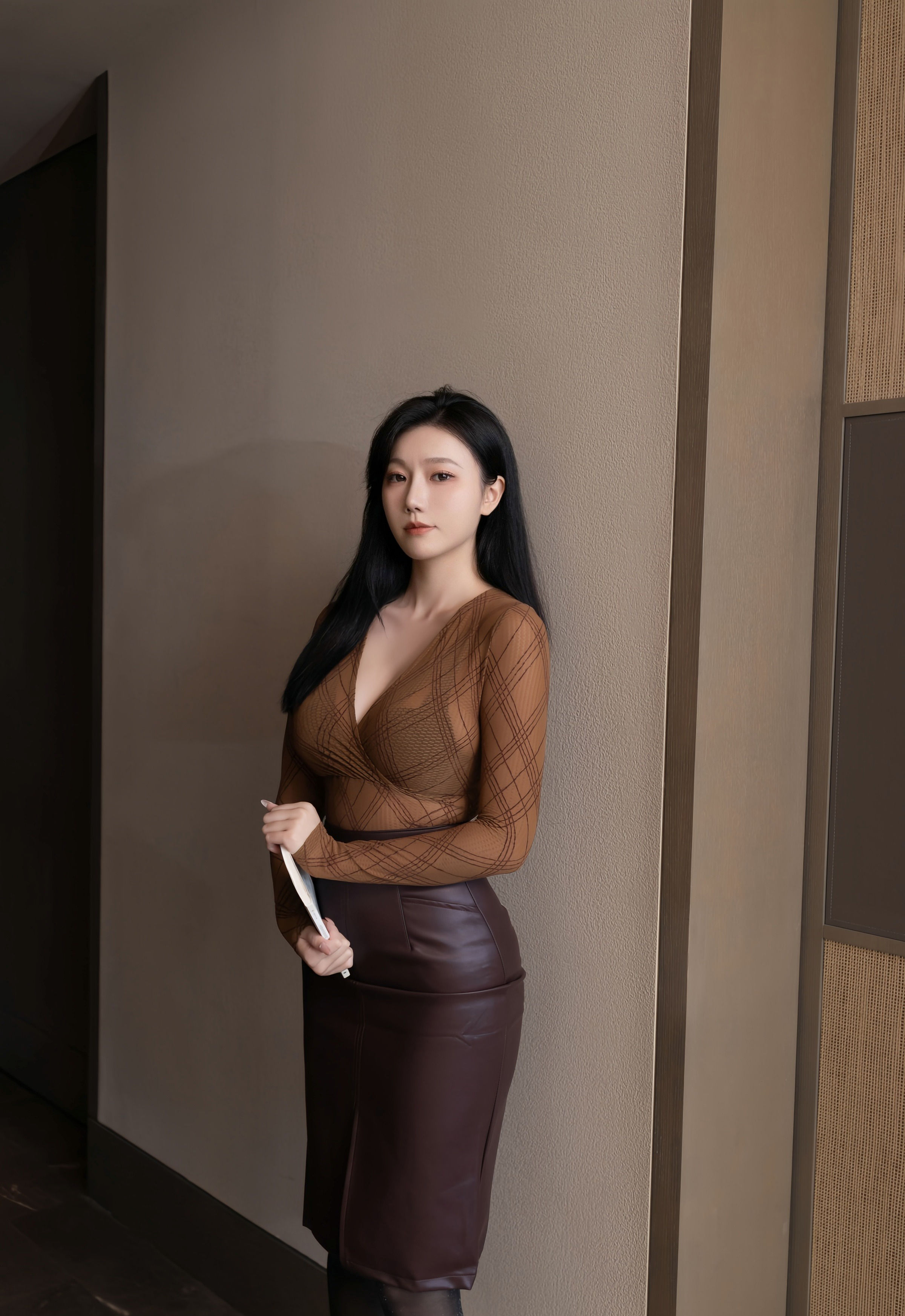 [XiuRen秀人网] No.10947 安然anran 棕色皮裙 魅惑黑丝 性感写真 [78张]插图1