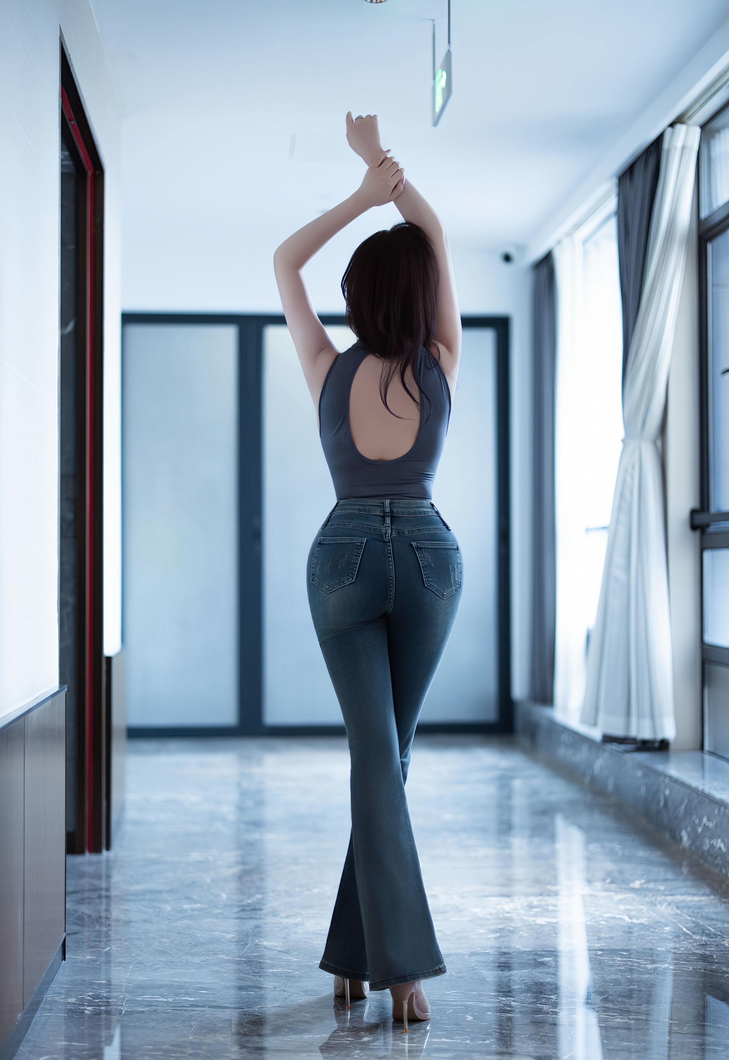 [XiuRen秀人网] No.10952 CHENCHEN 杨晨晨 性感灰色服饰 西安旅拍写真 [78张]插图1