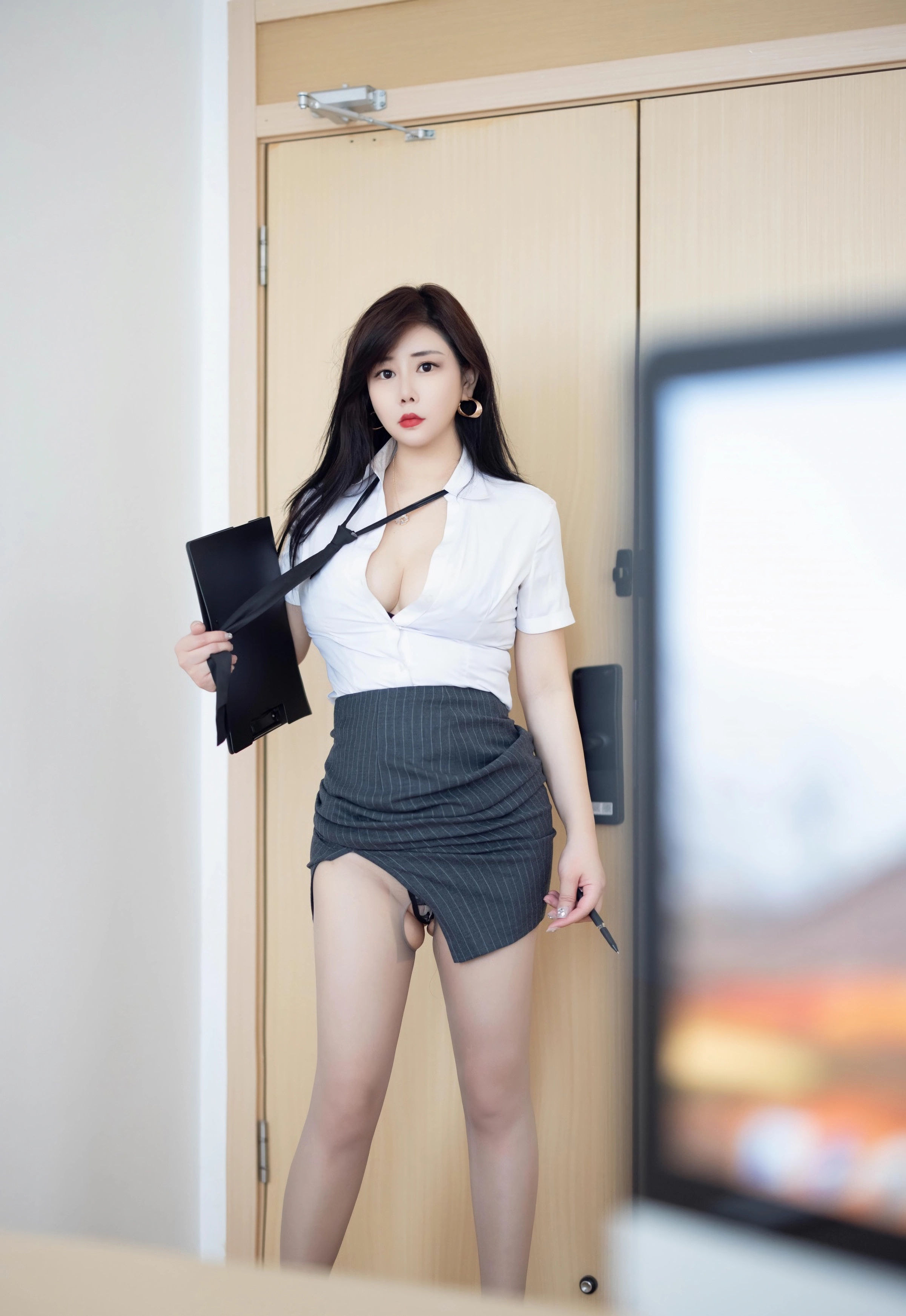 [HuaYang花漾写真] VOL.650 王婉悠Queen OL服饰 灰色丝袜 性感写真 [67张]插图1