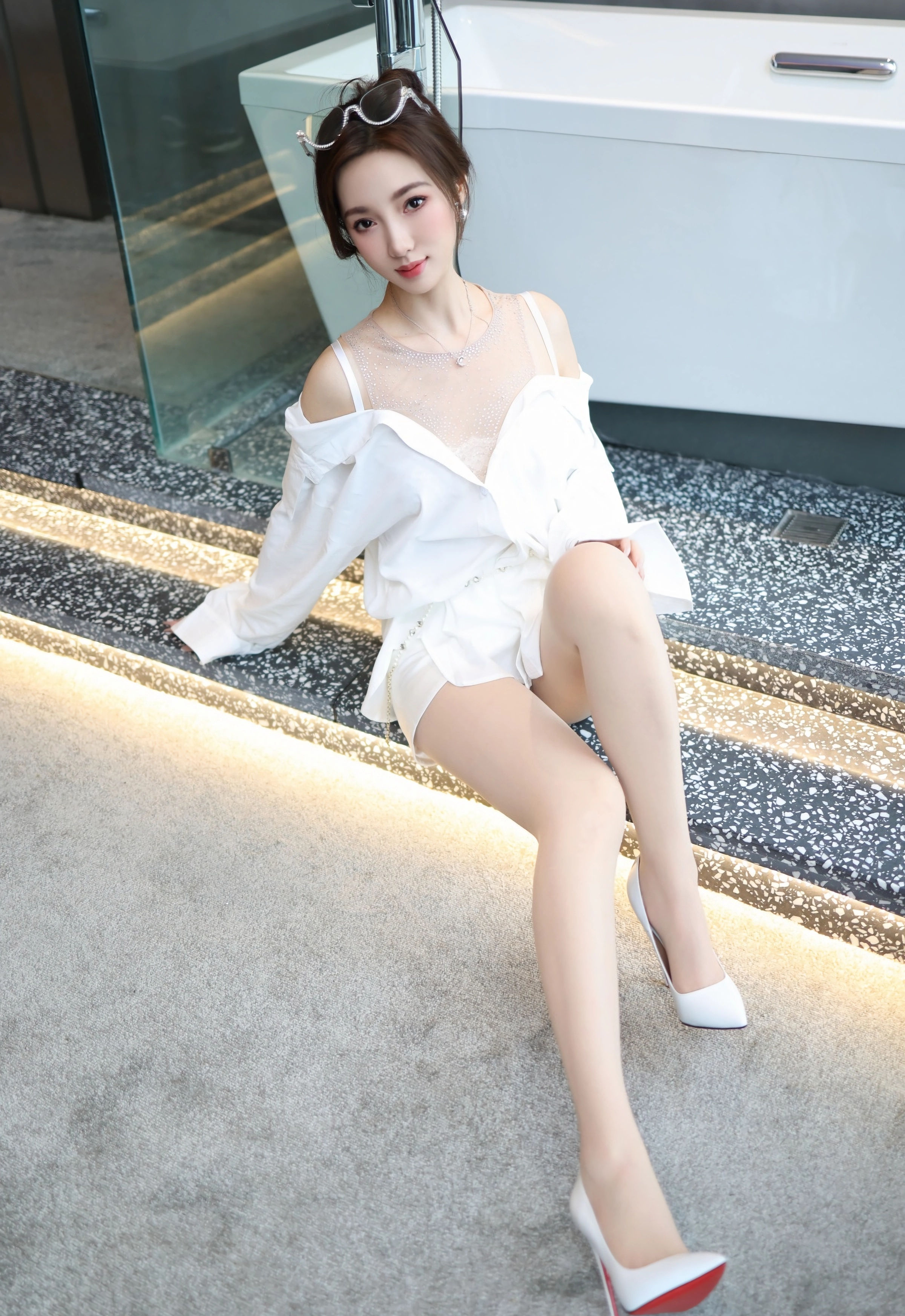 [YOUMI尤蜜荟] VOL.1177 Twins-桃桃 白色连衣短裙 诱人白色丝袜 性感写真 [76张]插图