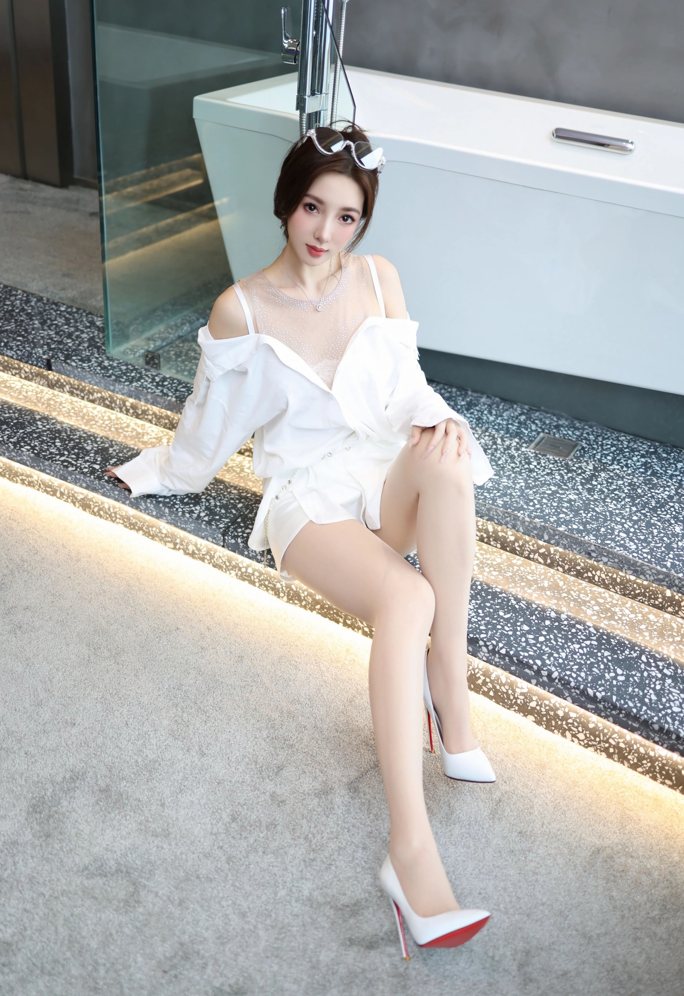 [YOUMI尤蜜荟] VOL.1177 Twins-桃桃 白色连衣短裙 诱人白色丝袜 性感写真 [76张]插图1