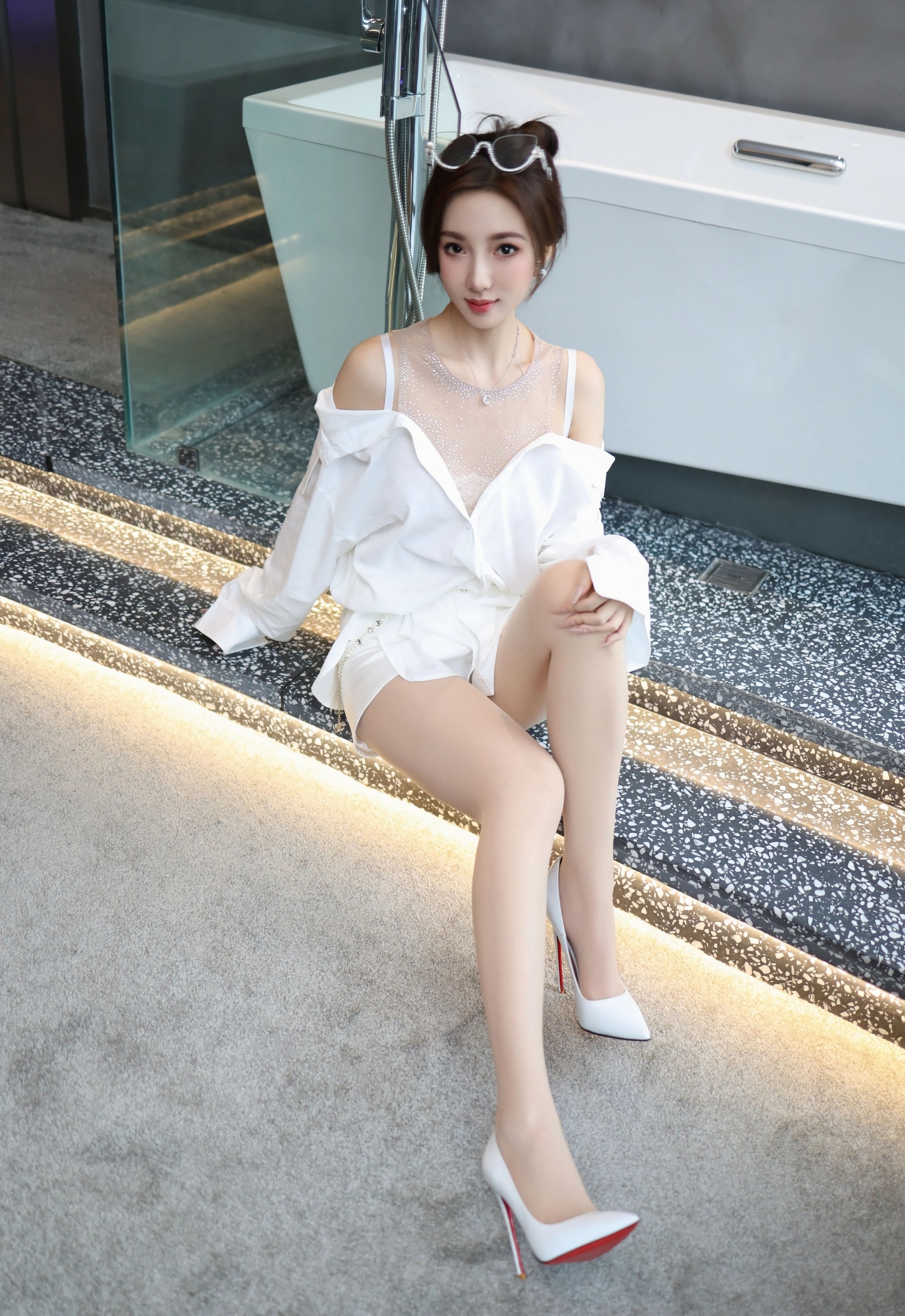 [YOUMI尤蜜荟] VOL.1177 Twins-桃桃 白色连衣短裙 诱人白色丝袜 性感写真 [76张]插图