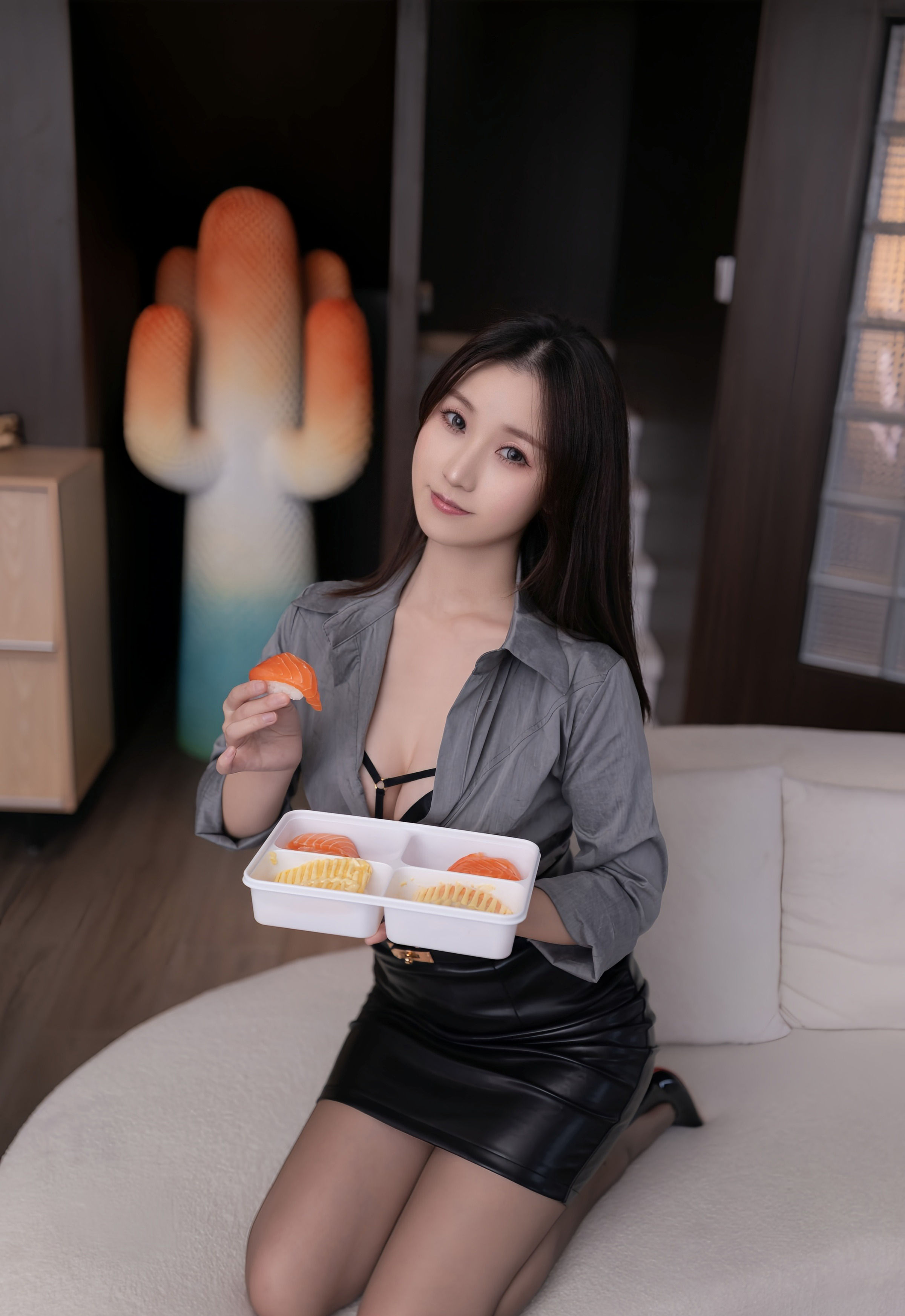 [XiuRen秀人网] No.10978 杏子Yada 灰色衬衫 魅惑黑丝 性感写真 [83张]插图