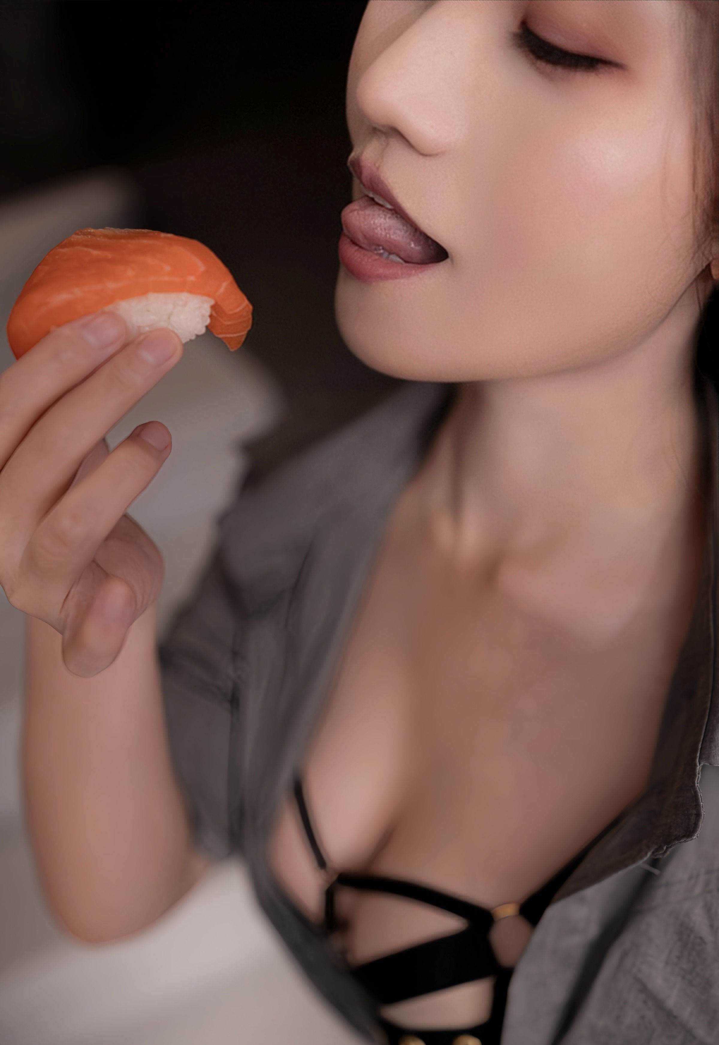 [XiuRen秀人网] No.10978 杏子Yada 灰色衬衫 魅惑黑丝 性感写真 [83张]插图1