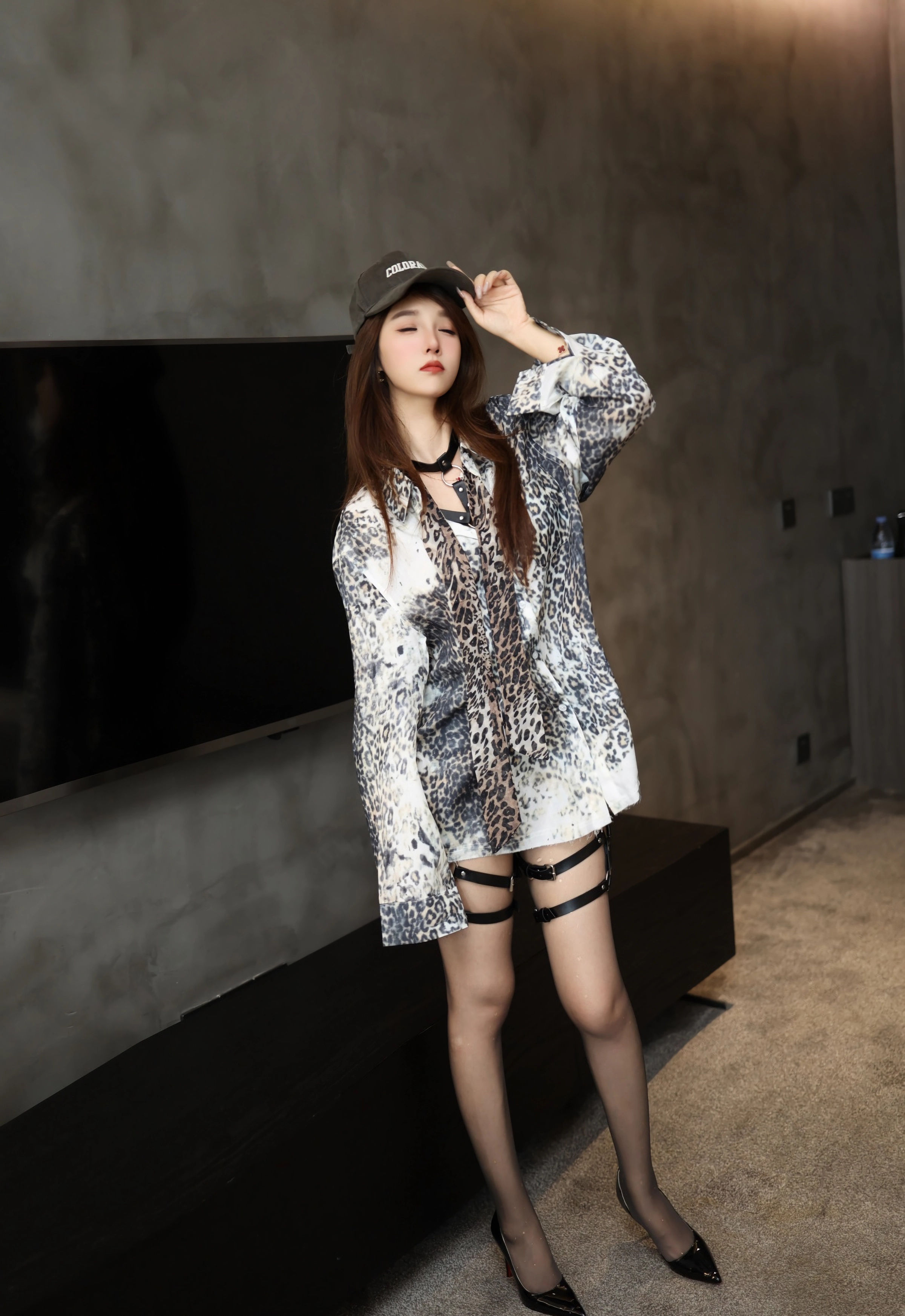 [YOUMI尤蜜荟] VOL.1179 Twins-夭夭 豹纹衬衫 魅惑黑丝 性感写真 [70张]插图