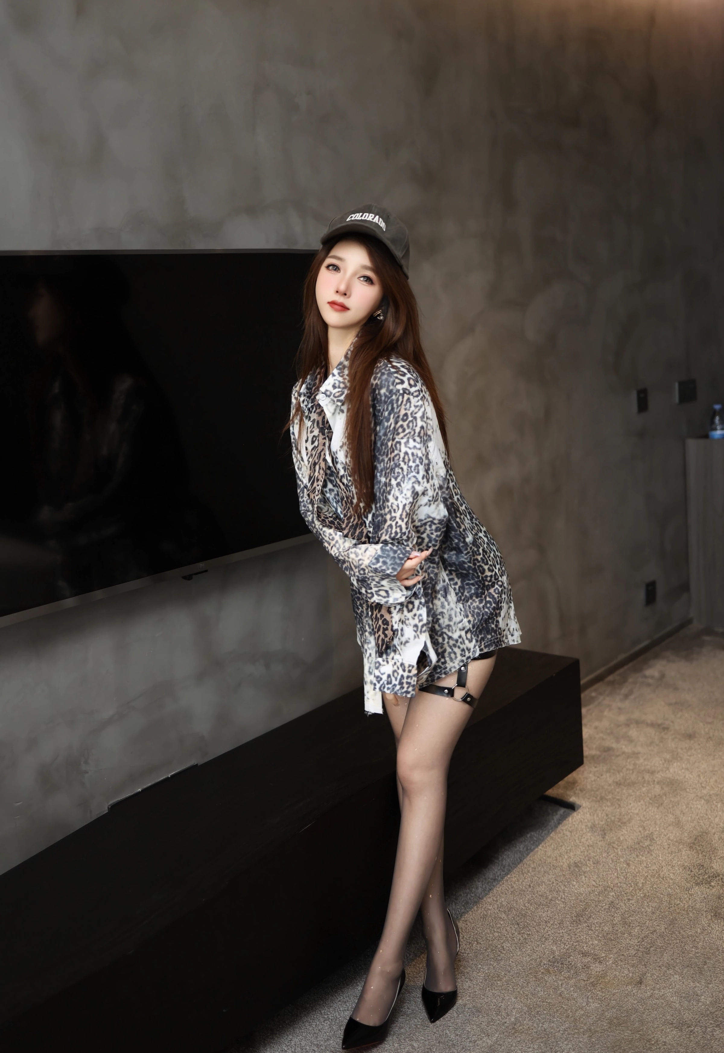 [YOUMI尤蜜荟] VOL.1179 Twins-夭夭 豹纹衬衫 魅惑黑丝 性感写真 [70张]插图