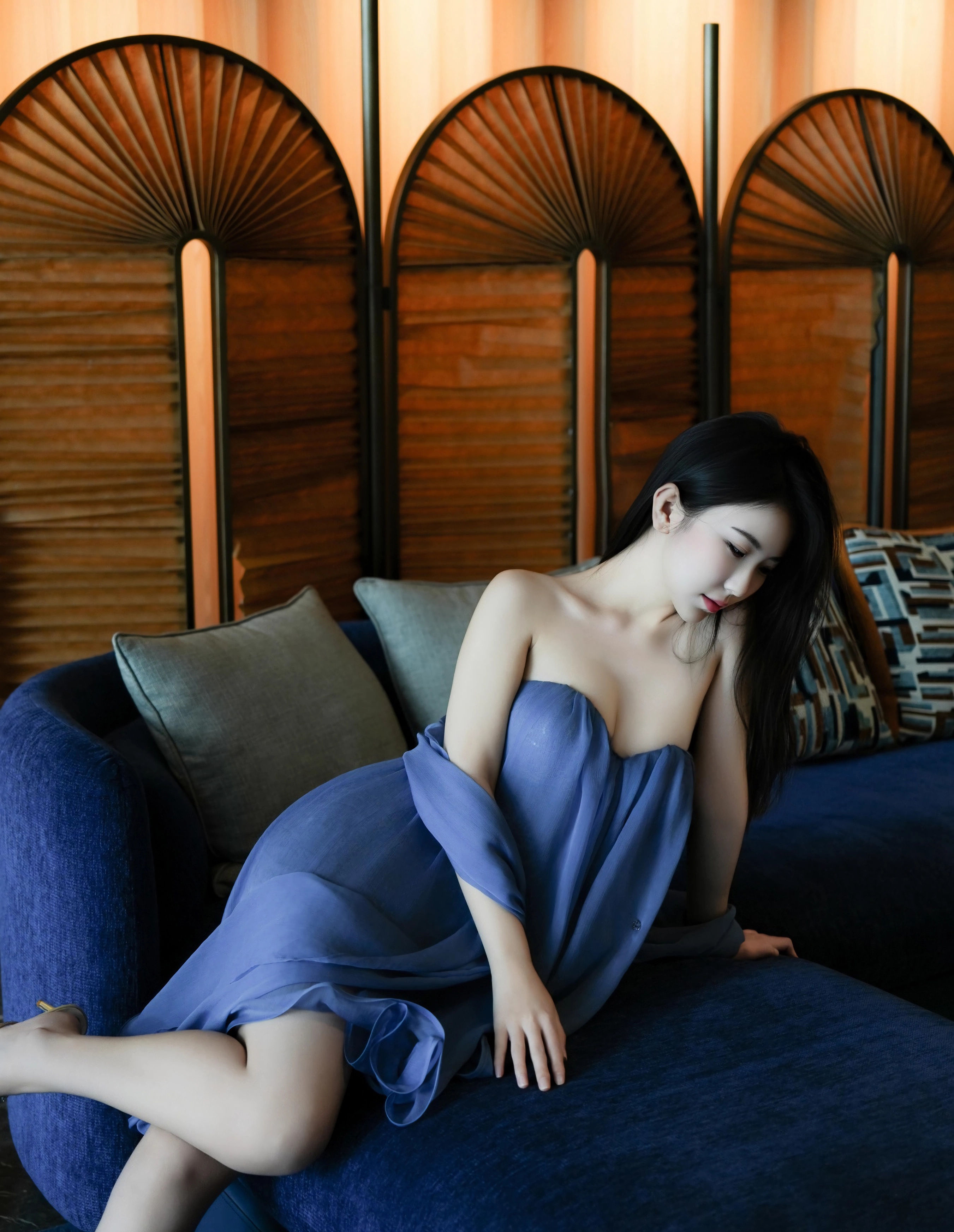 [XiuRen秀人网] No.10988 烧烧小桃 蓝色连衣短裙 性感写真 [52张]插图1