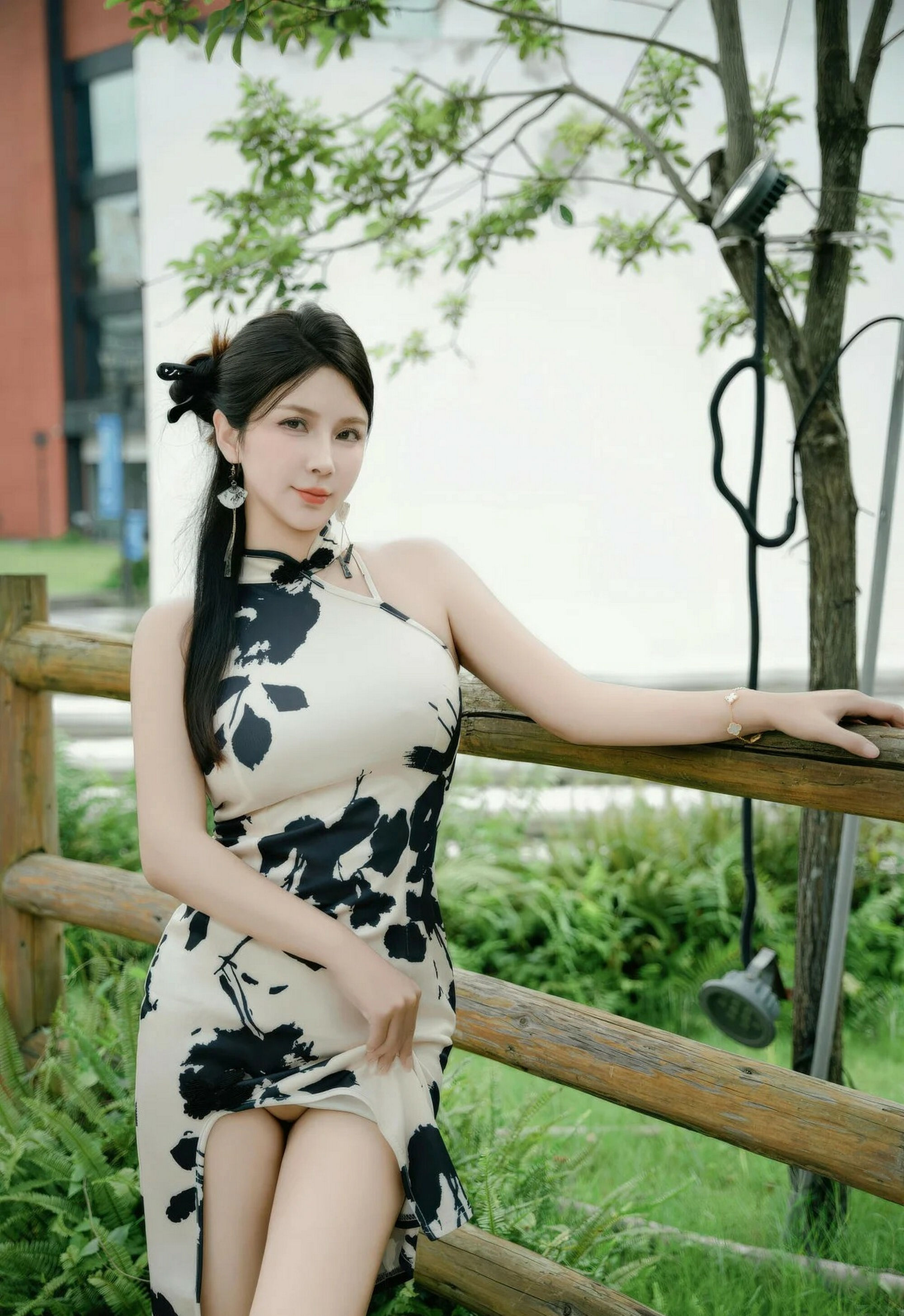 [XiuRen秀人网] No.10989 小蛮妖Yummy 白色旗袍 白色丝袜 性感写真 [70张]插图1