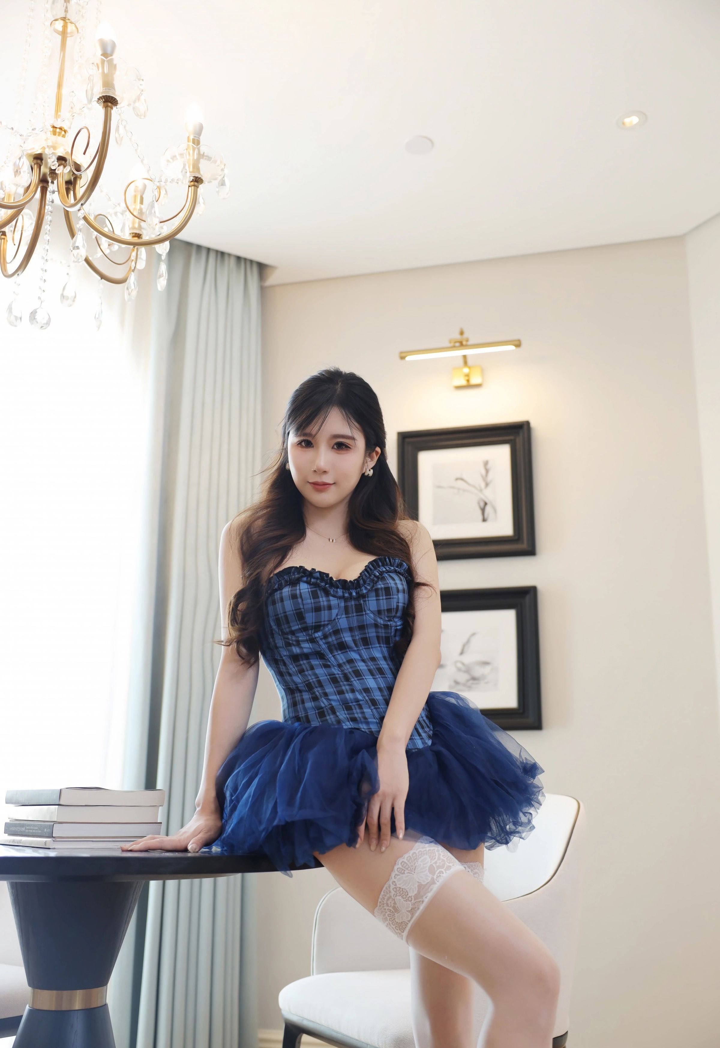 [XiuRen秀人网] No.10990 小肉肉咪 蓝色蓬蓬裙 白色丝袜 性感写真 [68张]插图1