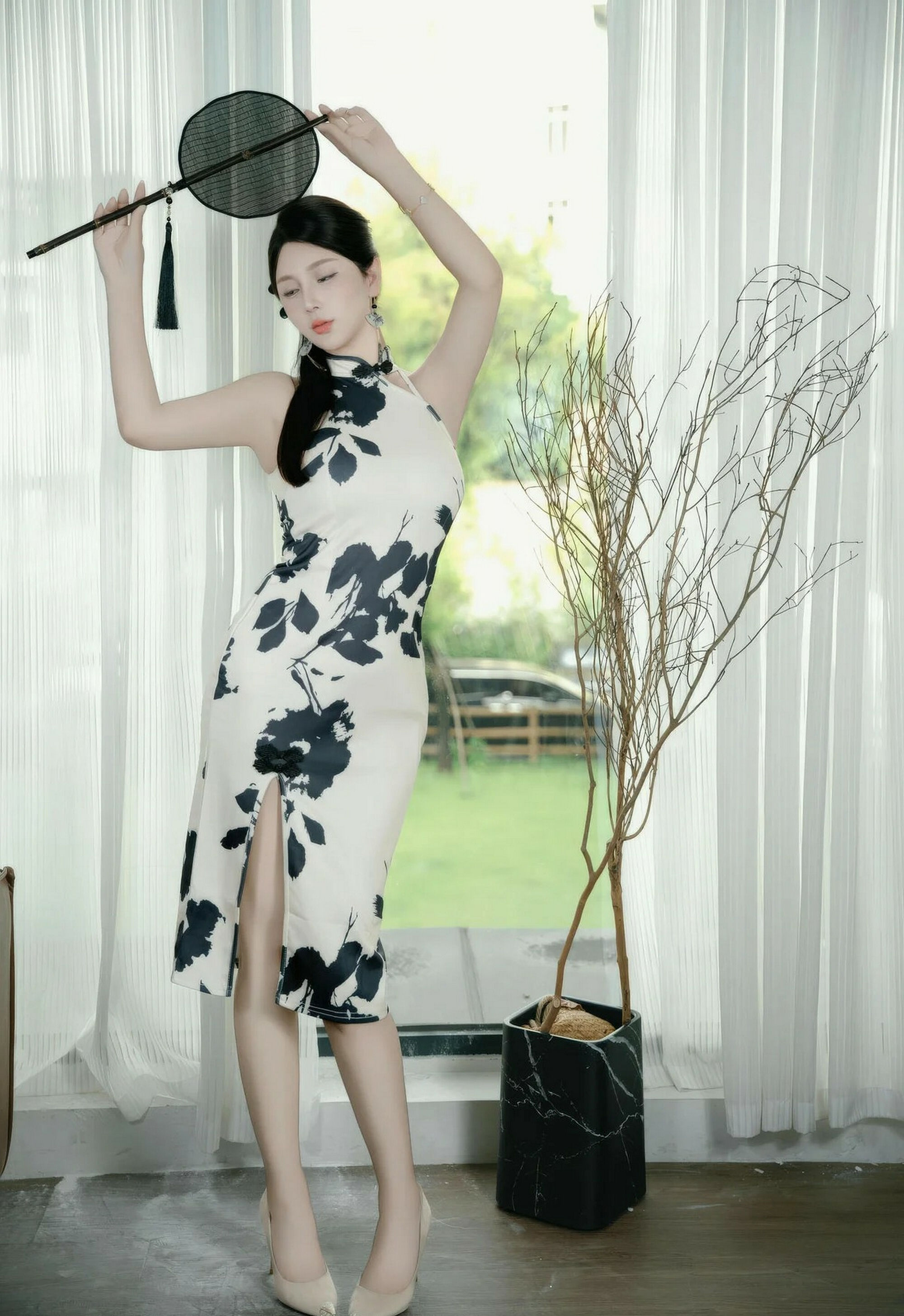 [XiuRen秀人网] No.10989 小蛮妖Yummy 白色旗袍 白色丝袜 性感写真 [70张]插图