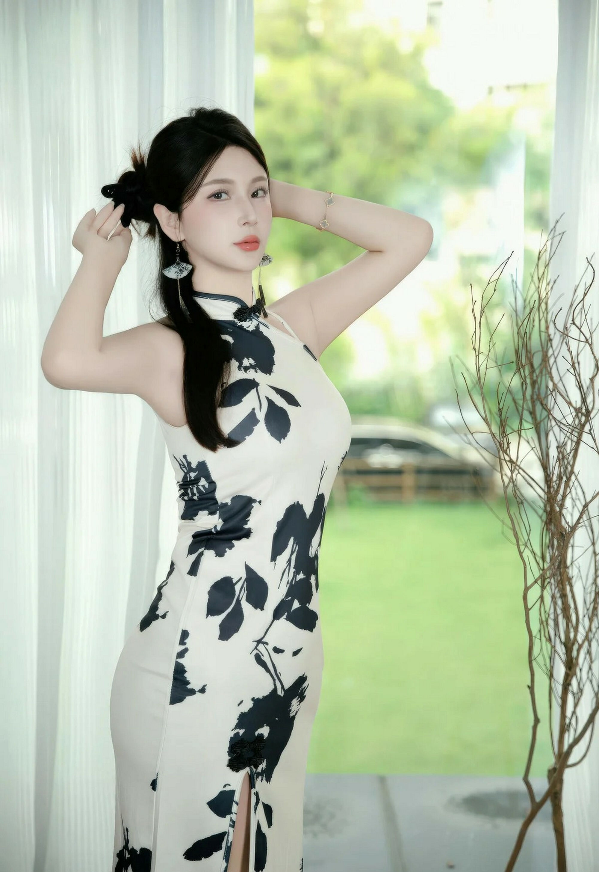 [XiuRen秀人网] No.10989 小蛮妖Yummy 白色旗袍 白色丝袜 性感写真 [70张]插图1