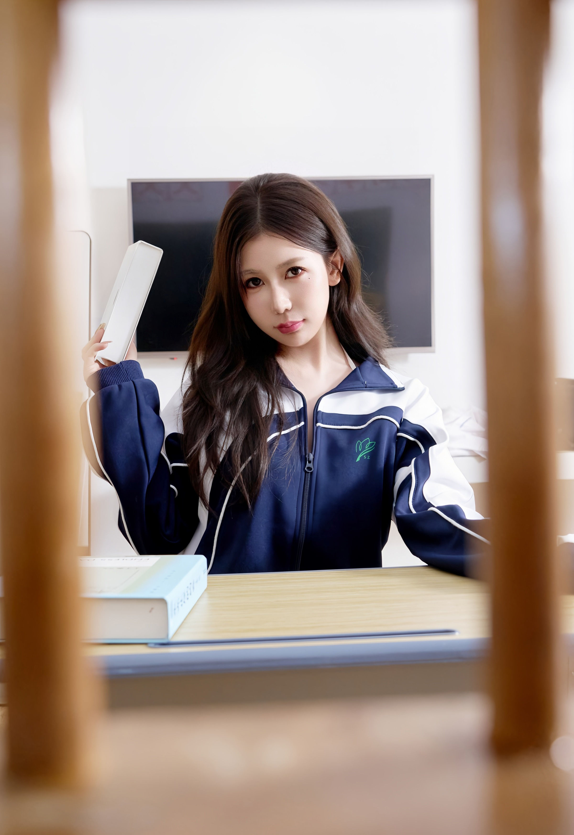 [XiuRen秀人网] No.11012 尹甜甜sunny 深色校服 性感内衣 上海旅拍写真 [77张]插图1