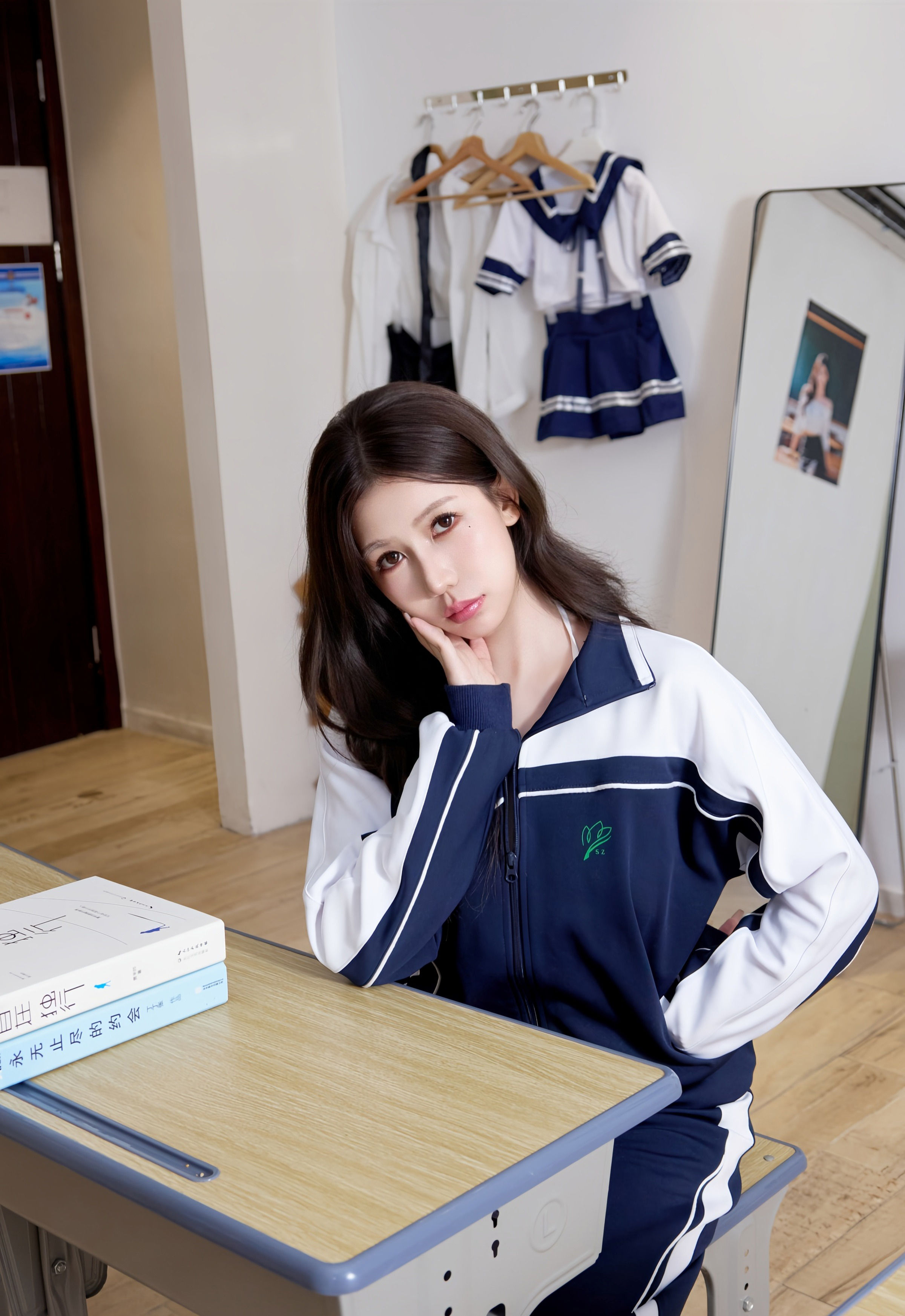 [XiuRen秀人网] No.11012 尹甜甜sunny 深色校服 性感内衣 上海旅拍写真 [77张]插图