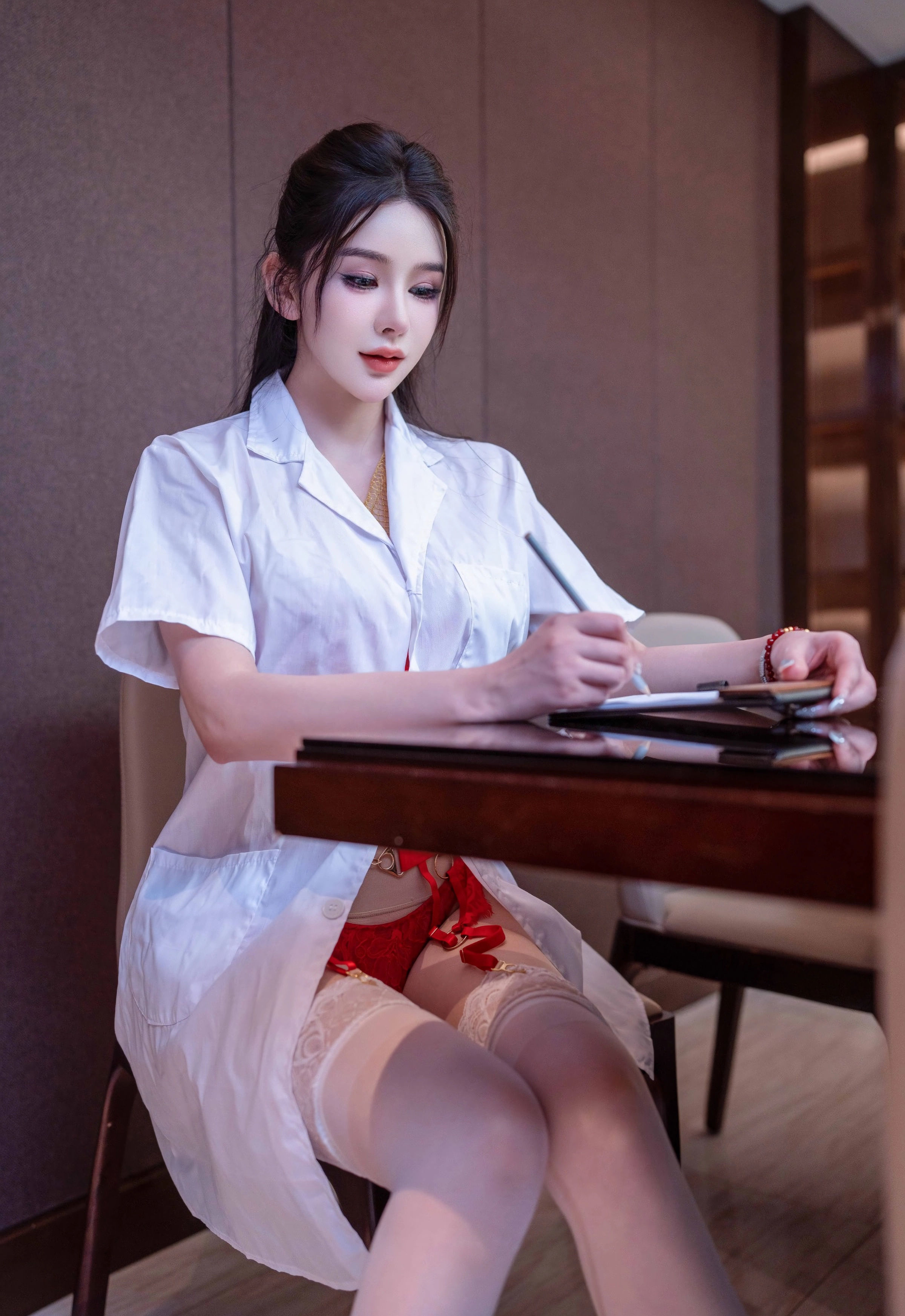 [XINGYAN星颜社] VOL.431 李丽莎 红色连衣裙 白色丝袜 性感写真 [64张]插图