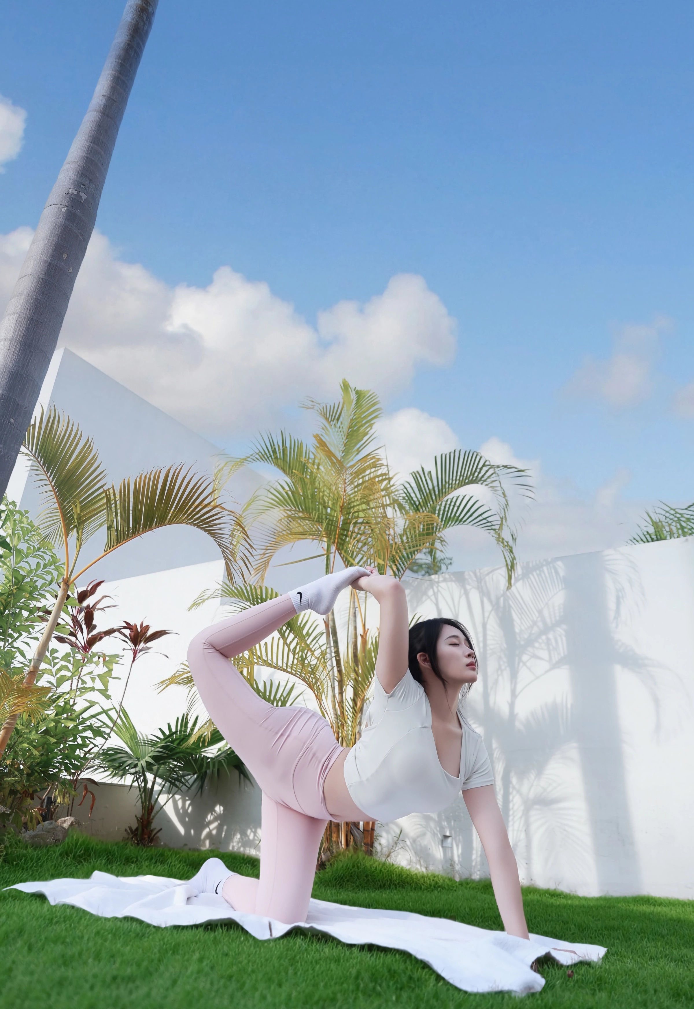 [XiuRen秀人网] No.11018 南乔 浅色瑜伽服 灰色丝袜 性感写真 [80张]插图