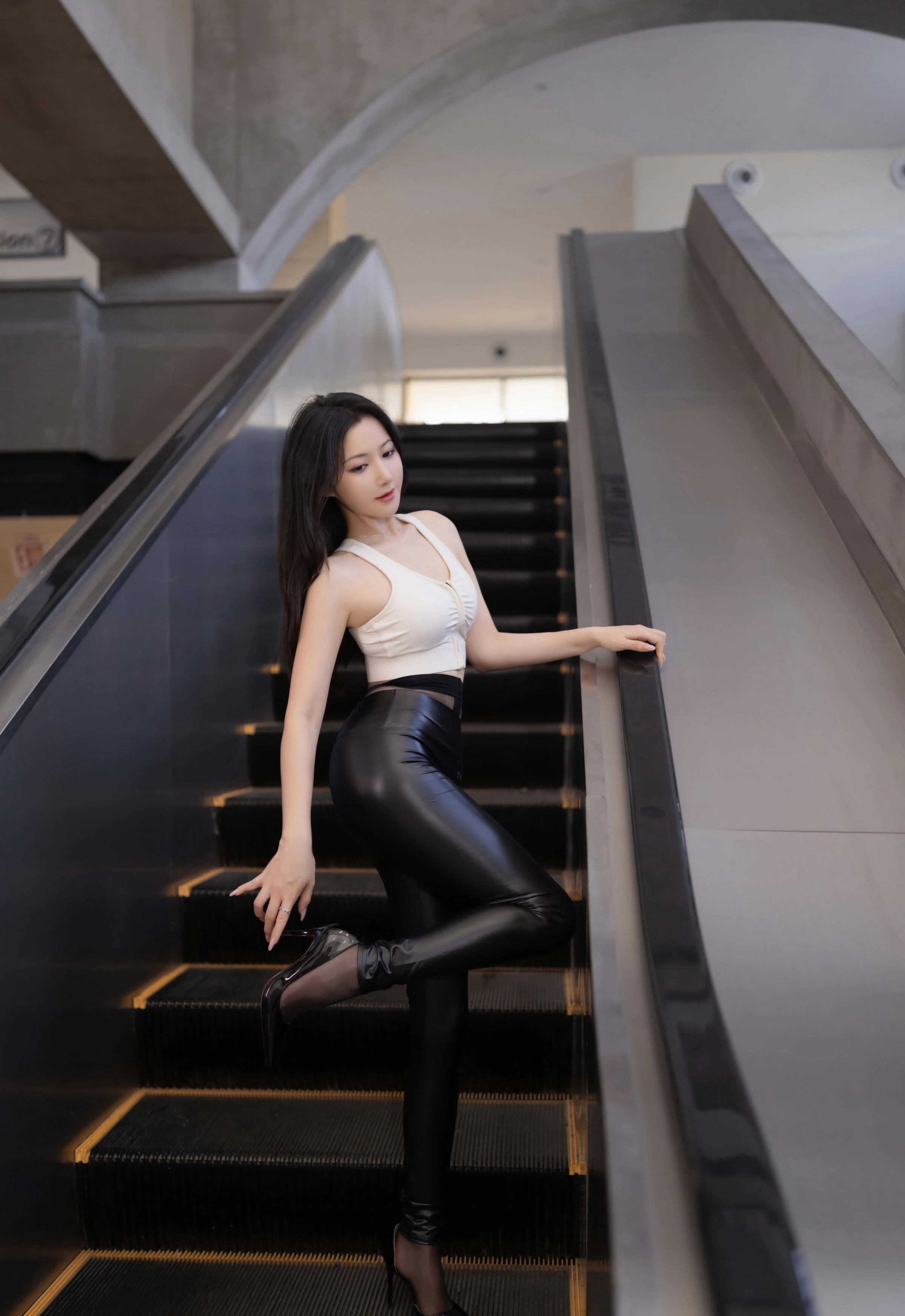 [XiuRen秀人网] No.11021 鱼子酱Fish 黑色皮裤 魅惑黑丝 性感写真 [74张]插图